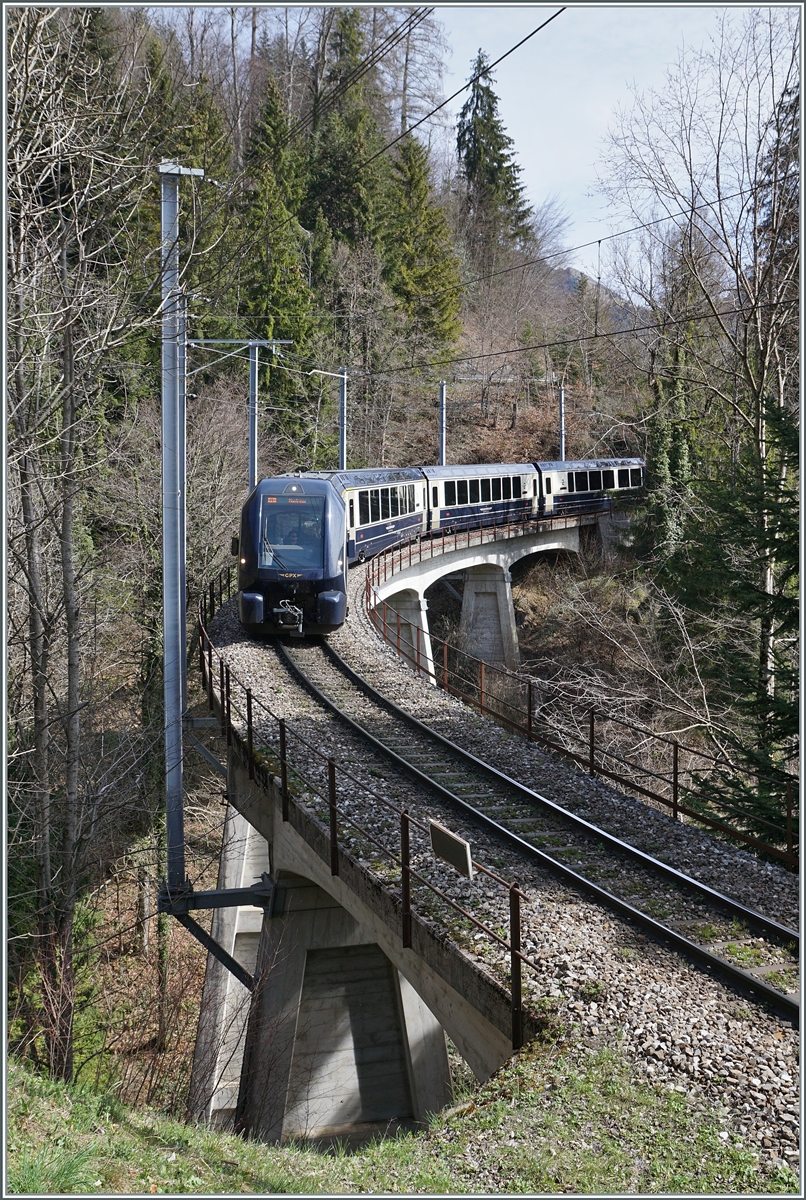 Die kaum zu sehende MOB Ge 4/4 8002 ist kurz vor Sendy-Sollard mit dem Goldenpass Express GPX 4065 von Interlaken Ost nach Montreux unterwegs.

22. März 2024