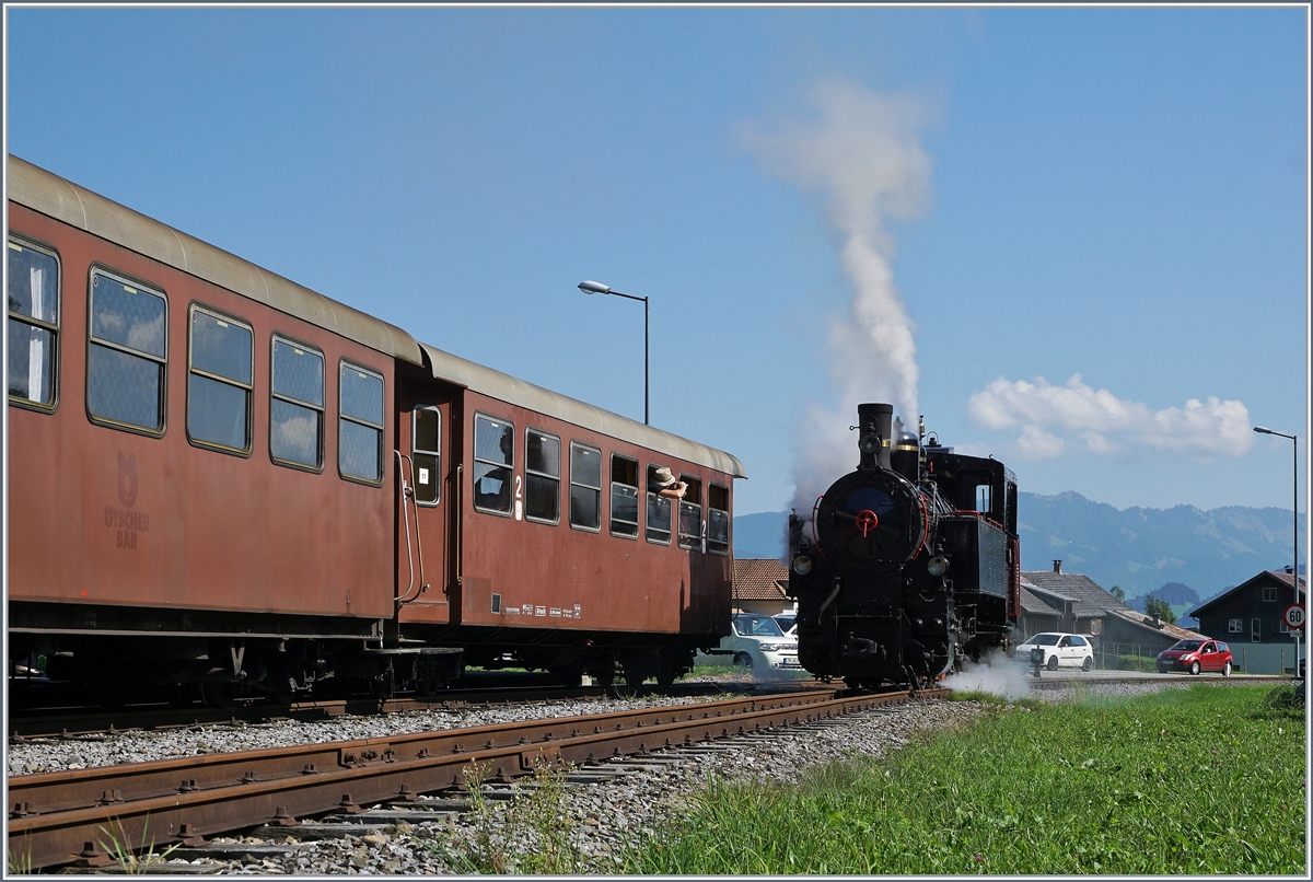 Die kleine BWB Uh 102 rangiert in Schwarzenberg Bf.  Stürzen  nennt man dies wenn ich mich nicht irre in Österreich.
10. Sept. 2016