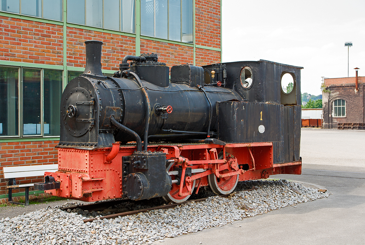 
Die kleine Hanomag B-Kuppler-Dampflok, ex Klöckner Werke AG, Georgsmarienhütte Lok 1, am 05.06.2011 im LWL-Industriemuseum Henrichshütte in Hattingen. 

Die Nassdampflok wurde 1874 von Hanomag Fabriknummer 1202 mit einer Spurweite von 750 mm gebaut, 1938 erfolgte ein Umbau durch die Georgsmarienhütte selbst in 830 mm Spurweite.