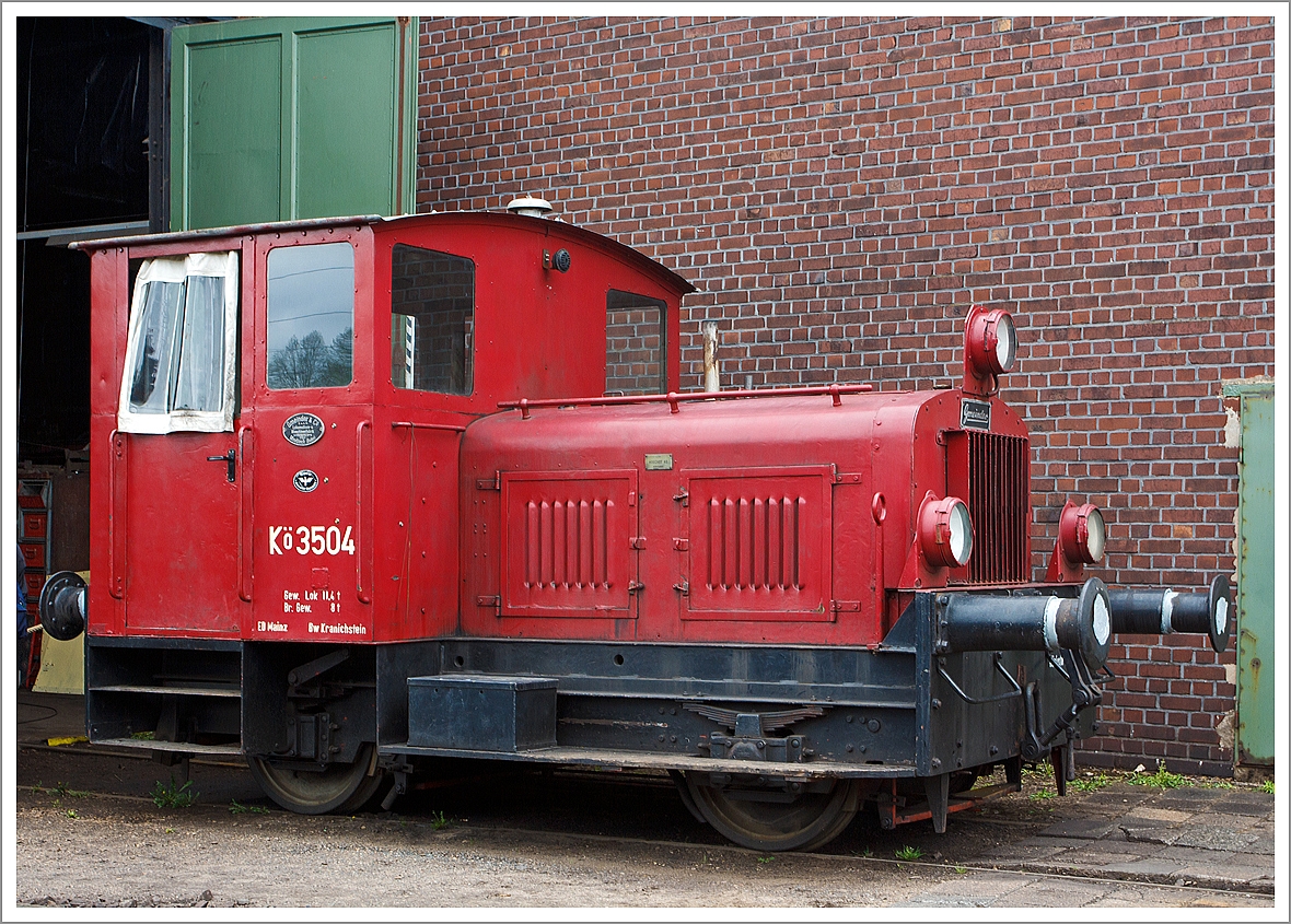 
Die Kö 3504 ausgestellt am 28.04.2013 im Eisenbahnmuseum Darmstadt-Kranichstein.

Als eine der letzten Lokomotiven dieses alten Kleinloktyps, wurde diese 1956 von der Lokfabrik Gmeinder in Mosbach/Baden unter der Fabriknummer 4629 für die Albert-Chemie-Werke in Wiesbaden  (ab 1974 Hoechst AG) gebaut. Als an dieser Lok 1983 die Zwischenuntersuchung fällig wurde, musterte man sie aus. Da sie sich in einem guten Unterhaltungszustand befand, stiftete die Hoechst AG die Lok für die Fahrzeugsammlung des Eisenbahnmuseums Darmstadt-Kranichstein.

Technische Daten: 
Spurweite: 1.435 mm 
Bauart:  B dm
Höchstgeschwindigkeit: 12 km/h
Dienstgewicht:  11,4 t
Länge über Puffer:  5.575 mm
Leistung:  48 PS
Treibstoffvorrat:  56 l
Motor:  MAN W4VI2118B (4-Zylinder-Dieselmotor)
Hubraum: 8 l (4x Ø 120 x 180 mm)
max. Drehzahl: 1000 U/min