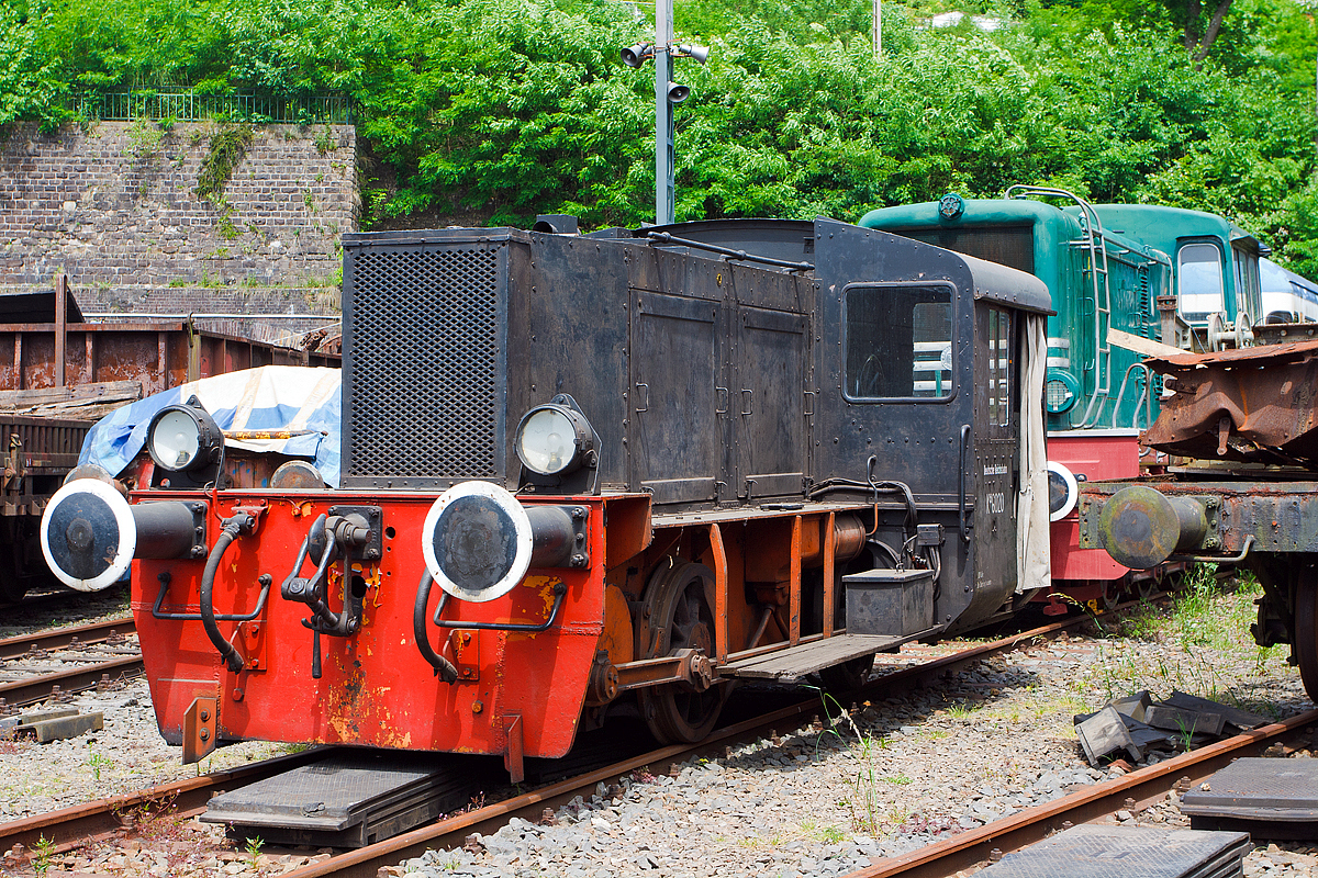 
Die Kö 6020 (O&K 20915) am 07.06.2014 im Eisenbahnmuseum Dieringhausen. 

Die Kö 2 (ölgefeuerte Kleinlok der Leistungsgruppe 2) wurde 1937 von Orenstein & Koppel in Babelsberg unter der Fabriknummer 20915 gebaut und an das RLM - Reichsluftfahrtministerium für den Fliegerhorst Illesheim als WL 77 geliefert, 1947 wurde sie von der Deutschen Reichsbahn im Vereinigten Wirtschaftsgebiet als Kö 6020 übernommen.  Nach Gründung der Bundesrepublik Deutschland am 24. Mai 1949 erfolgte mit Wirkung vom 7. September 1949 die Umbenennung der DR (west) in  Deutsche Bundesbahn . 
Die Ausmusterung der Lok bei der Deutsche Bundesbahn erfolgte zum 25.11.1957 und so wurde sie an die TeKaDe - Süddeutsche Telefon-, Apparate-, Kabel- und Drahtwerke AG in Nürnberg (später Philips Kommunikations Industrie AG) verkauft. 1983 ging sie dann ans Deutsche Dampflokomotiv-Museum in Neuenmarkt-Wirsberg und 1985 an die EFO - Eisenbahnfreunde Flügelrad Oberberg e. V. (heute Interessengemeinschaft und Förderverein für das Eisenbahnmuseum Gummersbach-Dieringhausen e. V.). 

Bei dieser Lok vom O&K Typ RL 11 erfolgt der Antrieb vom Motor über Getriebe, Blindwelle und Stangenantrieb und nicht wie bei vielen Kleinloks der DR über Kette. Von diesen O&K Typenprogramm der Reihe RL 11 / RL 12 wurden ca. insgesamt 40 Stück gebaut. 

Technische Daten: 
Spurweite: 1.435 mm (Normalspur)
Achsfolge: B
Länge über Puffer: 7.360 mm
Leistung: 180 PS auf / 100 PS gedrosselt (1957 neuer Motor)
Dienstgewicht: 25 t
Höchstgeschwindigkeit: 24 km/h