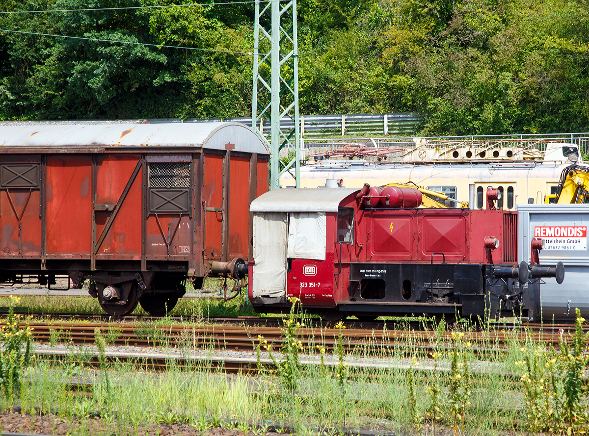 
Die Köf II - 323 351-7 (98 80 3323 351-7 d-EVG) der Eifelbahn Verkehrsgesellschaft mbH, ex DLW 61 (Deutsche Linoleum-Werke AG), ex DB 323 351-7, ex DB Köf 6831, ist am 30.07.2017 in Linz am Rhein abgestellt. 

Die Köf wurde 1965 von Klöckner-Humboldt-Deutz unter der Fabriknummer 57931 gebaut, die Deutz interne Typenbezeichnung für die Köf ist A6M 617 R.