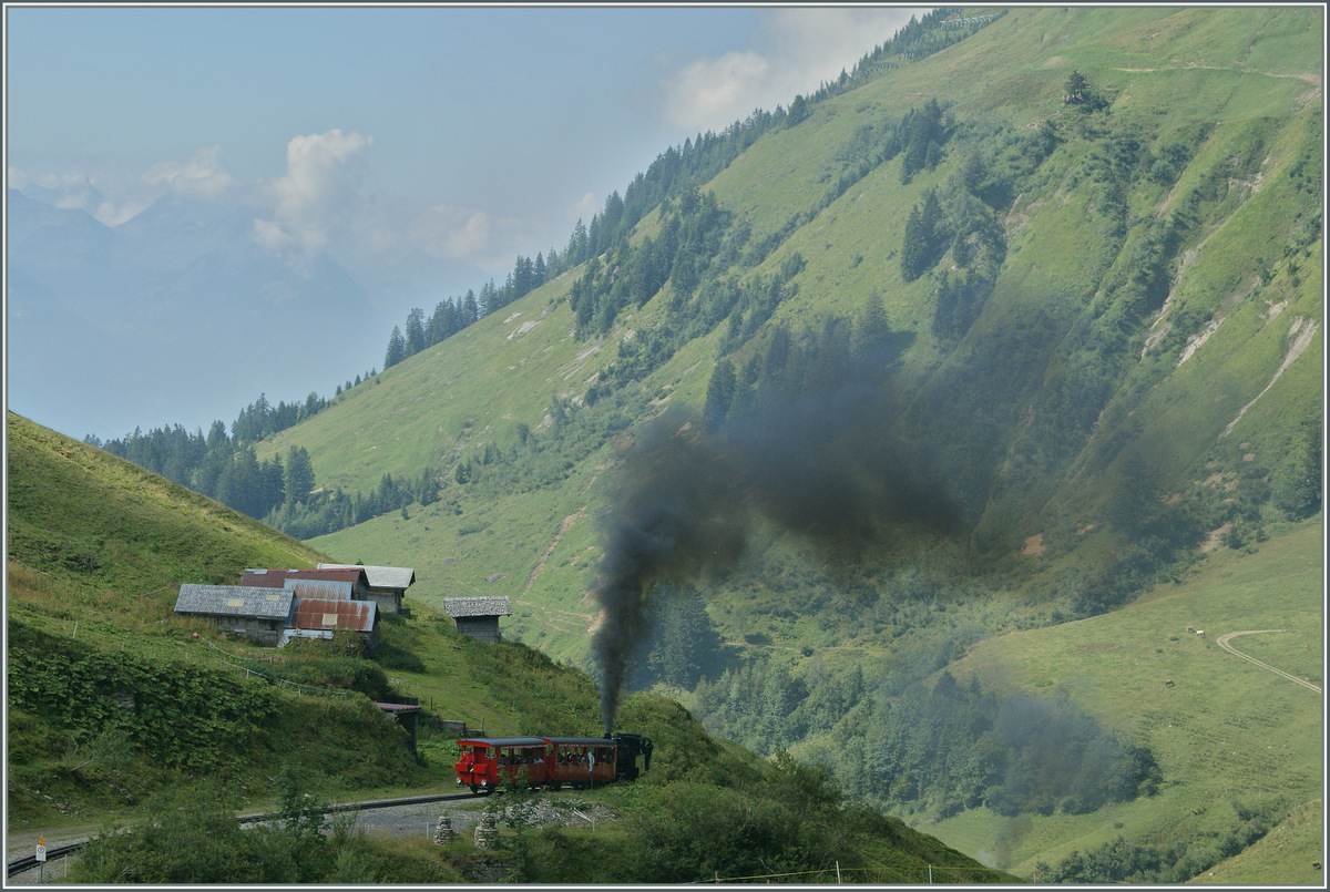 Die kohlegefeurte Lok N� 6 erreicht mit ihrem Zug die Chuemad.
30. Aug. 2013