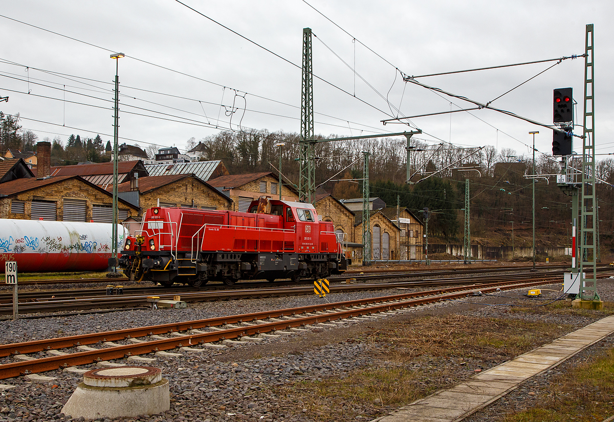 Die Kreuztaler 265 031-5 (92 80 1265 031-5 D-DB), eine Voith Gravita 15L BB der DB Cargo AG, f�hrt am 22.02.2022 auf Tfzf (Triebfahrzeugfahrt) durch Betzdorf (Sieg) in Richtung Siegen bzw. Kreuztal.

Nochmal einen lieben Gru� an den sehr netten Lokf�hrer zur�ck.

Die Lok wurde 2013 von Voith in Kiel unter der Fabriknummer L04-18032 gebaut und an die DB Schenker (heute DB Cargo Deutschland AG) geliefert. Auff�llig ist schon der verrostete Abgaskamin, fr�her h�tte man sowas aus Edelstahl gefertigt, wobei die geringen Mehrkosten wirklich nicht ins Gewicht fallen.