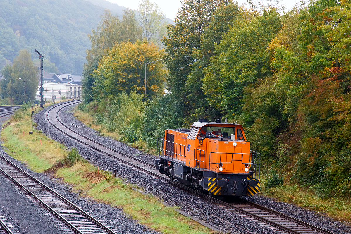 
Die KSW 42 (92 80 1277 902-3 D-KSW), eine Vossloh MaK G 1700 BB der KSW Kreisbahn Siegen-Wittgenstein, erreicht am 29.09.2020 aus Richtung Burbach kommend Herdorf.