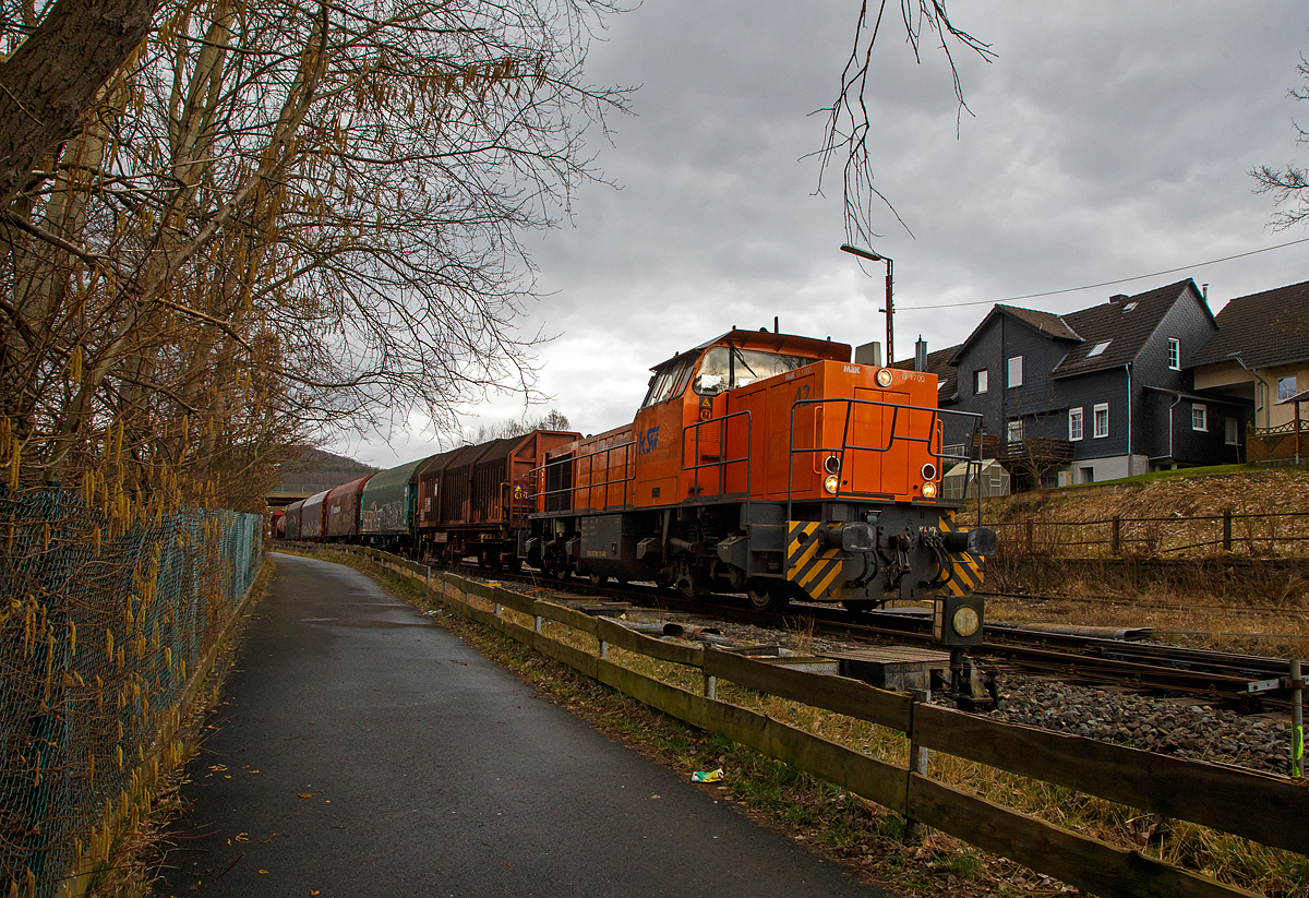Die KSW 42 (92 80 1277 902-3 D-KSW), eine Vossloh MaK G 1700 BB, verlässt am 15.02.2022 mit einem Übergabe-Güterzug den KSW Rangierbahnhof Herdorf (Freien Grunder Eisenbahn KSW NE447 / DB-Nr. 9275). Bevor es dann aber via Betzdorf nach Kreuztal weiter geht muss sie, auf Gleis 4 im Bahnhof Herdorf, erst den Gegenverkehr der RB 96 „Hellertalbahn“ abwarten.Die KSW 42 (92 80 1277 902-3 D-KSW), eine Vossloh MaK G 1700 BB, verlässt am 15.02.2022 mit einem Übergabe-Güterzug den KSW Rangierbahnhof Herdorf (Freien Grunder Eisenbahn KSW NE447 / DB-Nr. 9275). Bevor es dann aber via Betzdorf nach Kreuztal weiter geht muss sie, auf Gleis 4 im Bahnhof Herdorf, erst den Gegenverkehr der RB 96 „Hellertalbahn“ abwarten.
