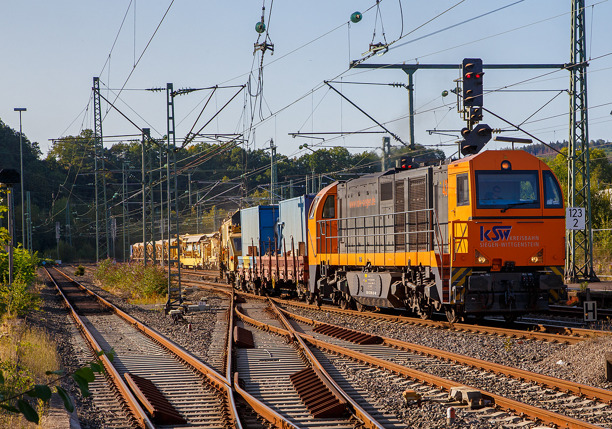 
Die KSW 43 (92 80 1273 018-2 D-KSW) der KSW (Kreisbahn Siegen-Wittgenstein), eine asymmetrische Vossloh MaK G 2000 BB, f�hrt am 19.09.2020, mit der Plasser & Theurer Bettungsreinigungsmaschine RM 95-800 W und einigen MFS 100 Materialf�rder- und Siloeinheiten der MGW Gleis- und Weichenbau-Gesellschaft mbH & Co. KG von Betzdorf (Sieg) in Richtung Siegen und bringt den Zug nach Dillenburg. Zuvor kam sie �ber die Hellertalbahn via Herdorf aus Burbach, im Rbf Betzdorf wurde dann zum Fahrtrichtungswechsel umgehangen. 
Nochmals einen lieben Gru� an den netten Lokf�hrer zur�ck.

Einen tollen Film (aus der Sendung mit der Maus) �ber die Funktionsweise der Bettungsreinigungsmaschine und sehr gute Hintergrundinformationen gibt es unter folgenden Link:

https://www.wdrmaus.de/filme/sachgeschichten/gleisschotterwaschanlage.php5
