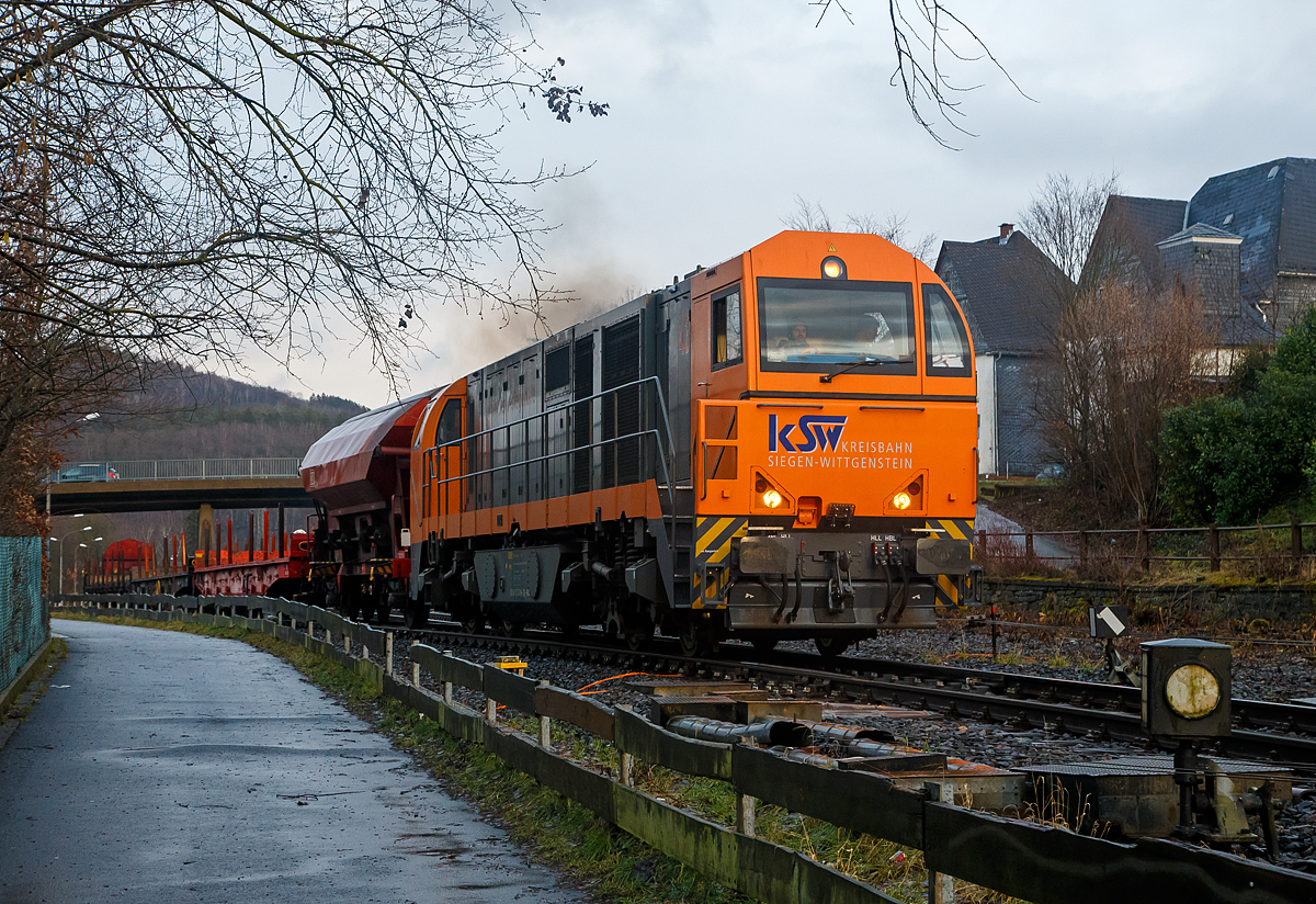 Die KSW 43 (92 80 1273 018-2 D-KSW) der KSW (Kreisbahn Siegen-Wittgenstein), verlässt am 29.01.2021 mit einem Übergabezug den KSW Rbf Herdorf (Betriebsstätte Freien Grunder Eisenbahn - NE 447), und fährt via Betzdorf (Sieg) nach Kreuztal.

Die Lok 43 der KSW ist eine asymmetrische MaK G 2000 BB. Sie wurde 2002 bei Vossloh unter der Fabriknummer 1001327 gebaut und hat einen Caterpillar Motor 3516 B-HD mit 2.240 kW Leistung, die Höchstgeschwindigkeit beträgt 120 km/h.