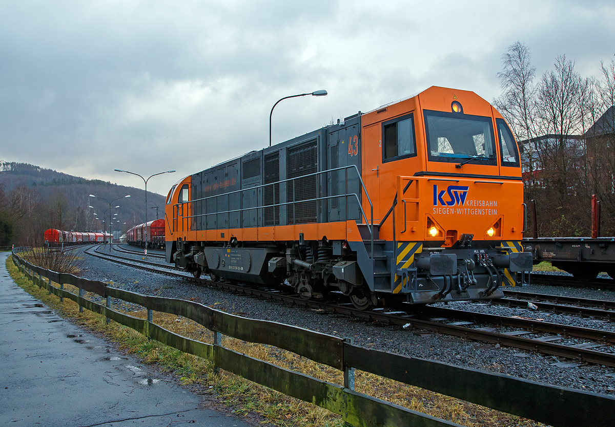 Die KSW 43 (92 80 1273 018-2 D-KSW) der KSW (Kreisbahn Siegen-Wittgenstein), wartet am 29.01.2021 in Herdorf auf dem KSW Rbf Herdorf (Betriebsstätte Freien Grunder Eisenbahn - NE 447) noch auf den letzten Wagen bevor sie sich vor den Übergabezug setzen kann.

Die Lok 43 der KSW ist eine asymmetrische MaK G 2000 BB. Sie wurde 2002 bei Vossloh unter der Fabriknummer 1001327 gebaut und hat einen Caterpillar Motor 3516 B-HD mit 2.240 kW Leistung, die Höchstgeschwindigkeit beträgt 120 km/h. 
