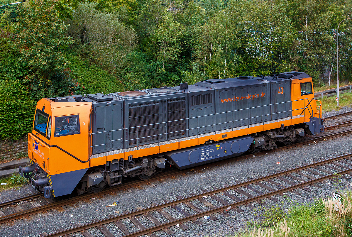 Die KSW 43 (92 80 1273 018-2 D-KSW) der KSW (Kreisbahn Siegen-Wittgenstein) rangiert am 24.09.2021 in Herdorf auf dem KSW Rbf Herdorf (Betriebsstätte Freien Grunder Eisenbahn - NE 447).

Die Lok 43 der KSW ist eine asymmetrische MaK G 2000 BB. Sie wurde 2002 bei Vossloh unter der Fabriknummer 1001327 gebaut und hat einen Caterpillar Motor 3516 B-HD mit 2.240 kW Leistung, die Höchstgeschwindigkeit beträgt 120 km/h.
