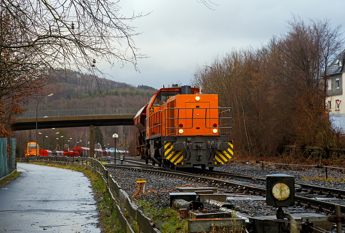 Die KSW 44 (92 80 1271 004-4 D-KSW) die MaK G 1000 BB der KSW (Kreisbahn Siegen-Wittgenstein) kommt am 29.01.2021 mit einem Schüttgutwagen der Gattung Tds 937 aus Burbach-Würgendorf, in Herdorf an wo es gleich auf dem KSW-Rangierbahnhof (links im Bild) geht.

Die in dem Wagen war Ammoniumnitrat (Gefahrguttafel 50 / 1942) welches zur Herstellung von Sprengstoffen verwendet wird. Ammoniumnitrat (NH4NO3) ist das Salz, das sich aus Ammoniak und Salpetersäure bildet.
