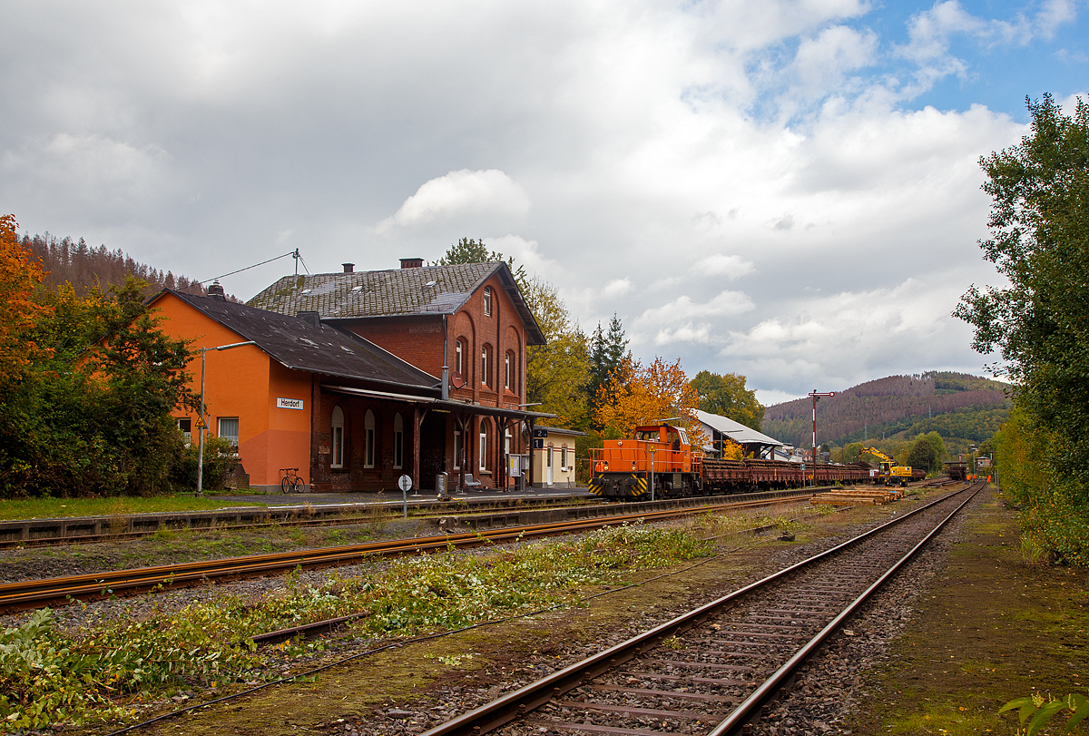 
Die KSW 45 (98 80 0276 016-9 D-KSW) eine MaK G 1204 BB der Kreisbahn Siegen-Wittgenstein (KSW) steht am 1010.2020 mit einem, mit ca. 6m Altgleisstücken der Hellertalbahn (KBS 462) beladenen, Flachwagenzug im Bahnhof Herdorf. Ein Liebherr Zweiwegebagger A 922 Rail Litronic der Hering Bau lädt die Gleisstücke ab und legt und stapelt diese am Gleis 3 ab.