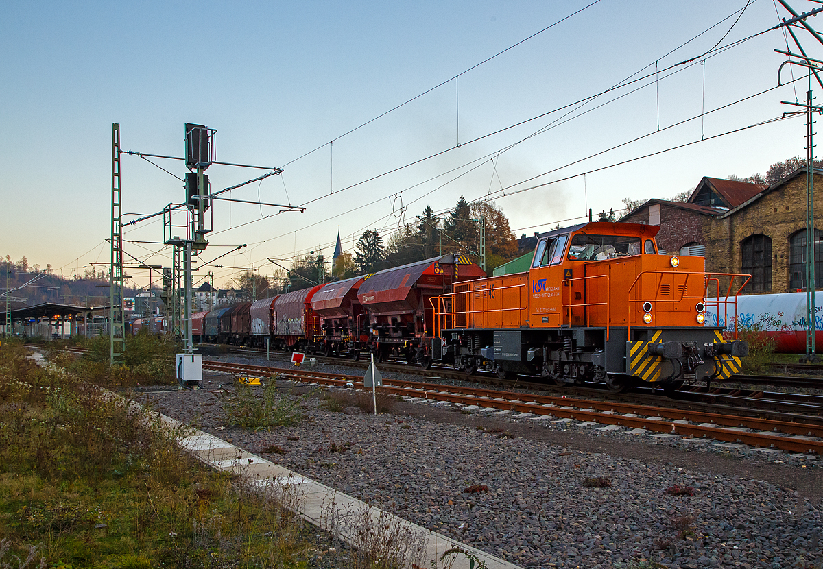
Die KSW 45 (98 80 0276 016-9 D-KSW) eine MaK G 1204 BB der Kreisbahn Siegen-Wittgenstein erreicht am 27.11.2020, mit einem langen Übergabezug, von Herdorf nun Betzdorf (Sieg). Hier fährt sie in den Rbf und die Lok muss für den Fahrtrichtungswechsel, nach Kreuztal über Siegen umsetzen.

Es war ein beträchtlich langer Zug, aber trotzdem reicht alleine die Zugkraft der  MaK G 1204 BB mit einer Leistung von 1.120 kW (1.522 PS), da die Wagen alle leer sind. Die KSW bringt solche Wagenzüge (Übergabezüge) an Werktagen täglich (meist nachmittags) über Betzdorf (Sieg) zum DB Rbf Kreuztal. Dort werden dann wieder von der DB Cargo Züge für die einzelnen Bestimmungsorte zusammengestellt und abgefahren.  