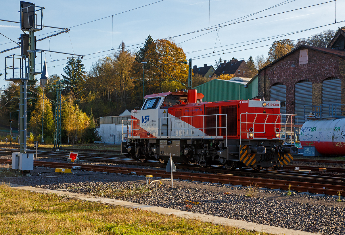 Die KSW 47 (92 80 1271 027-5 D-KSW), ex D 2 der HFM, eine Vossloh G 1000 BB der KSW (Kreisbahn Siegen-Wittgenstein), am 09.11.2021 beim Umsetzen (auf Rangierfahrt) in Betzdorf (Sieg).

Die Lok wurde 2008 unter der Fabriknummer 5001673 bei Vossloh in Kiel gebaut, 2009 ging sie zur kundenspezifische Anpassung zum Service-Zentrum Moers und erst am 16.07.2010 erfolgte die Auslieferung an HFM Managementgesellschaft für Hafen und Markt mbH in Frankfurt (Main)  D 2  (92 80 1271 027-5 D-HFM). Am 31.10.2016 ging sie dann an die Kreisbahn Siegen-Wittgenstein (KSW).