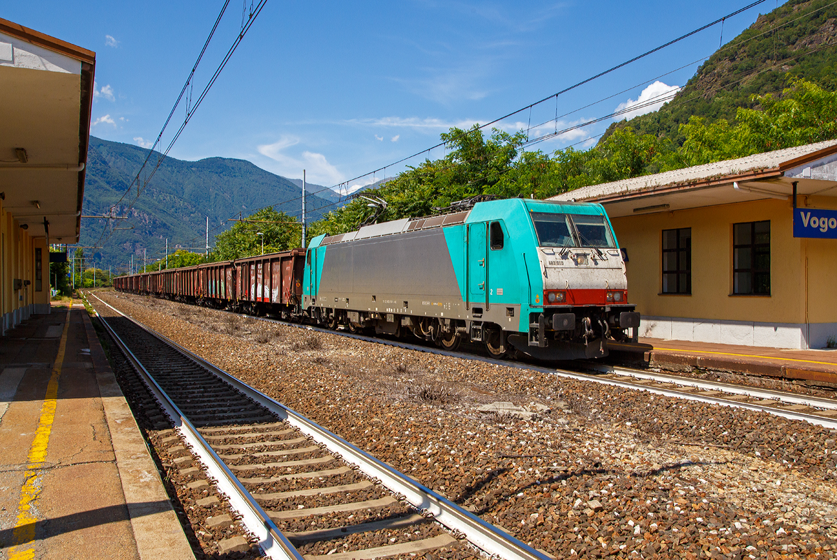 
Die Ladung (Ton aus dem Westerwald) ist bis hier genauso weit gereist wie wir.....

Die E.483 010-1 (91 83 2 483 010-1 I-NC) eine Bombardier TRAXX F140 DC der DB Cargo Italia S.r.l. (ex Nordcargo) f�hrt am 03.08.2019 mit einem Tonzug, bestehend aus Drehgestellwagen mit Rolldach der Gattung Tamns, speziell f�r Ton (Argille), durch Vogogna in Richtung S�den.

Die TRAXX F140 DC wurde 2007 von Bombardier im Werk Vado Ligure (Italien) unter der Fabriknummer 7977 gebaut und an Angel Trains Italia S.r.l geliefert.

Die TRAXX F140 DC
Aus der Viersystemlokomotive wurde unter der Bezeichnung Traxx F140 DC auch eine reine Gleichstromlokomotive f�r den Verkehr in Italien entwickelt. Die Stromrichteranlage ist identisch mit derjenigen der Traxx F140 MS, der Transformator wurde durch einen Drosseltank ersetzt. Die Masse der entfallenen Wechselstromausr�stung wird durch acht Tonnen Ballast ausgeglichen.

Als Baureihe E483 wurden f�r Italien 20 Lokomotiven durch die Leasinggesellschaft Alpha Trains und acht durch Nordcargo bestellt. Folgebestellungen erfolgten durch Autorit� Portuale di Savona (APS), Ferrovie Emilia Romagna (FER), Sistemi Territoriali (ST), GTS Rail (10 St�ck), Ferrovia Adriatico Sangritana (FAS), Ferrotramviaria (FT) und Leasinggesellschaft Akiem (20 St�ck).

Die polnische Pol-Miedz Trans (PMT) bestellte 2009 zwei E483, �bernahm sie im Werk Vado Ligure und brachte die Lokomotiven nach Polen, wo sie vorerst unter der italienischen Baureihenbezeichnung verwendet wurden. 2010 bestellte Koleje Mazowieckie (KM) elf Lokomotiven, welche die polnischen Baureihenbezeichnungen „EU47“ beziehungsweise „5 170“ erhielten; unter letzter Bezeichnung wurden auch acht Lokomotiven von Railpool eingereiht – die einzigen, die nicht in Vado Ligure, sondern in Kassel gefertigt wurden. Weitere f�nf Lokomotiven gingen an Akiem.

TECHNISCHE DATEN:
Hersteller: Bombardier, Werk Vado Ligure (Italien)
Spurweite: 	1.435 mm (Normalspur)
Achsformel: Bo'Bo'
L�nge �ber Puffer: 18.900 mm
H�he: 3.845 mm
Breite: 2.977 mm
Drehzapfenabstand:  10.440 mm
Dienstgewicht: 83 t
H�chstgeschwindigkeit: 140 km/h 
Dauerleistung:  5.600 kW 
Anfahrzugkraft:  300 kN
Dauerzugkraft: 252 kN bei 80 km/h
Elektrische Bremskraft: 240 kN
Treibraddurchmesser: 	1.250 mm (neu) / 1.170 mm (abgenutzt)
Stromsysteme: 3.000 V DC
Anzahl der Fahrmotoren: 4 Asynchronmotoren
Elektrische Bremse: Nutzbremse und Widerstandsbremse 2.600 kW

