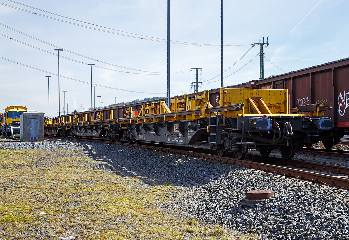 
Die Langschienentransporteinheit  TE 535 (Ladelänge 120 m) der Bauart Robel (auf 4-achsigen Drehgestellwagen der Gattung Skks) der LOG Logistikgesellschaft Gleisbau mbH (mittlerweile Vossloh Logistics GmbH)  abgestellt am 25.03.2017 beim ICE-Bahnhof Montabaur. Im Vordergrund der Endwagen RIV 33 80 4662 260-5 D-LOG, Gattung Skks.

Technische Daten des 4662 260-5 (bei den anderen teilw. Abweichungen):
Spurweite: 1.435 mm
Anzahl der Achsen: 4
Länge über Puffer: 22.400 mm
Drehzapfenabstand: 16.860 mm
Achsabstand im Drehgestell: 1.800 mm
Eigengewicht: 37.500 kg
Tragfähigkeit: 52.500 kg (Streckenklasse D)
Höchstgeschwindigkeit: 100 km/h (beladen) / 120 km/h (leer)
Kleinster befahrbarer Gleisbogen: R = 180 m
Bremse: KE – GP – A

Diese Langschienentransporteinheiten (LSE) sind Teile des Systems Robel, welches aus LSE und SLW-Schienenladewagen besteht.

Der SLW, ein selbst angetriebener Kranportalwagen, fährt auf Schienen, die über die gesamte Länge der Robel-Transporteinheit verlegt sind.  Mit Hilfe von Greifern, die am Portalwagen angebracht sind, ist ein schnelles, sicheres und wirtschaftliches Auf- und  Abziehen von Langschienen möglich.  
