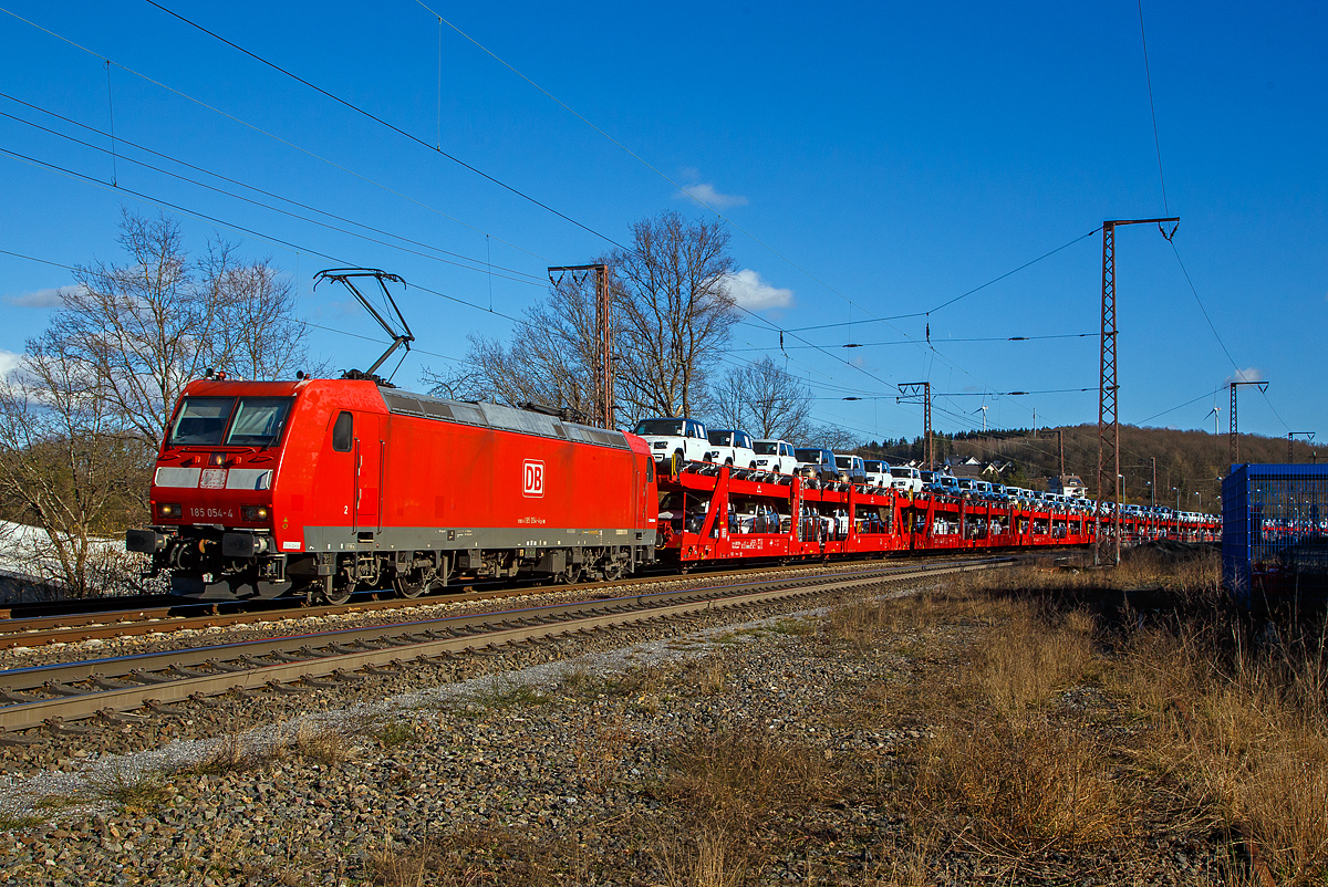 Die letzten Tage wurde ich von unterschiedlichen Baureihen und oft von Werbeloks verwöhnt, so freue mich auch nochmal über rote DB 185er....
Die 185 054-4 (91 80 6185 054-4 D-DB) der DB Cargo AG fährt am 27.02.2021 mit einem Autotransportzug der DB Cargo Logistics GmbH (ex ATG Autotransportlogistic GmbH)  und Wagen der Gattung Laaeffrs 561 beladen mit SUVs, durch Rudersdorf (Kr. Siegen) über die Dillstrecke (KBS 445) in Richtung Siegen bzw. Richtung Norden.

Die TRAXX F140 AC1 wurde 2002 von Bombardier Transportation GmbH in Kassel unter der Fabriknummer 33460 gebaut.