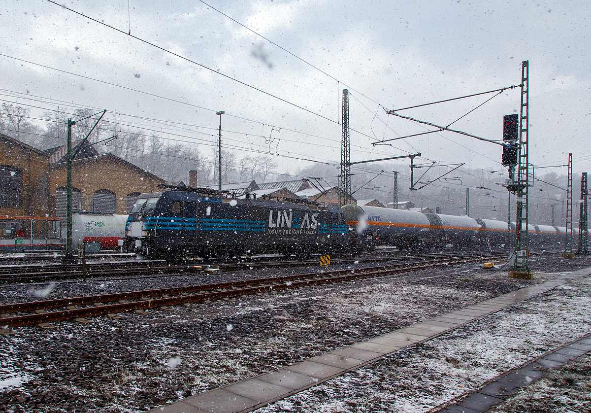 Die die LINEAS Group NV/SA vermietete Railpool 186 293-7 (91 80 6186 293-7 D-Rpool) fährt am 06.04.2021 bei starkem Schneefall, mit einem Kesselwagenzug (laut Gefahrguttafel 268/1003 mit Ammoniak beladen) über der Siegstrecke (KBS 460), durch Betzdorf/Sieg in Richtung Siegen. Kurz nach der Durchfahrt kam die Sonne wieder durch.


Die Bombardier TRAXX F140 MS2E wurde 2016 von Bombardier in Kassel unter der Fabriknummer 35342 gebaut und an die Railpool ausgeliefert. Die Multisystemlokomotive hat die Zulassungen bzw. besitzt die Länderpakete für Deutschland, Österreich, Belgien und die Niederland (D/A/B/NL).