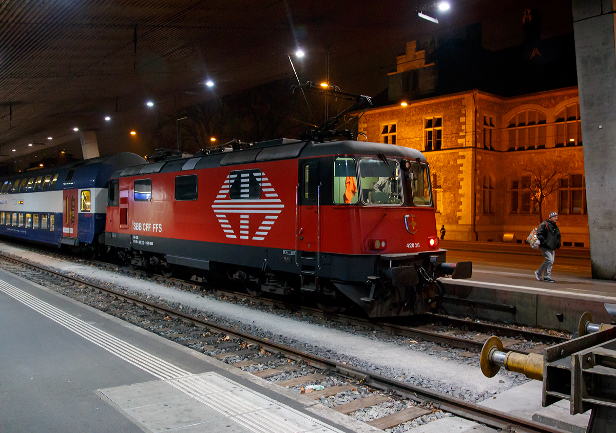 
Die LION Re 420 213-1 (91 85 4 Re 420 213-1 CH-SBB), ex SBB Re 4/4 II 11213, am 30.12.2015 mit einer S-Bahn in Zürich HB (Hauptbahnhof).

Bis Ende 2016 sollen insgesamt 30 Stück Re 4/4 II als Re 420 LION, für die Bedürfnisse der Zürcher S-Bahn, im  Industriewerk Bellinzona modernisiert werden. Sie kommen künftig in der Zürcher S-Bahn in Doppelstockzügen während der Hauptverkehrszeit zum Einsatz. Sie erhalten dabei eine Vielfachsteuerung Vst 6c (zusätzlich zur vorhandenen IIId), eine 18-polige UIC-Leitung, eine neue Verkabelung mit brandhemmendem Material, neue Batterieladegeräte, Geschwindigkeitsmessanlagen vom Typ Hasler TELOC 1500, Führerstandsanzeigen und Geschwindigkeitsanzeigern vom Typ Hasler SPEEDO. Äusserlich erkennbar sind die neuen LED-Scheinwerfer, Rechteck-Puffer, die WBL-85-Stromabnehmer (von den Re 460, die Stromabnehmer vom Typ Faiveley AX erhalten), die wegfallenden Chrombuchstaben «SBB–CFF» bzw. «SBB–FFS» und die neue Farbgebung, die an die der Re 460 angelehnt ist.