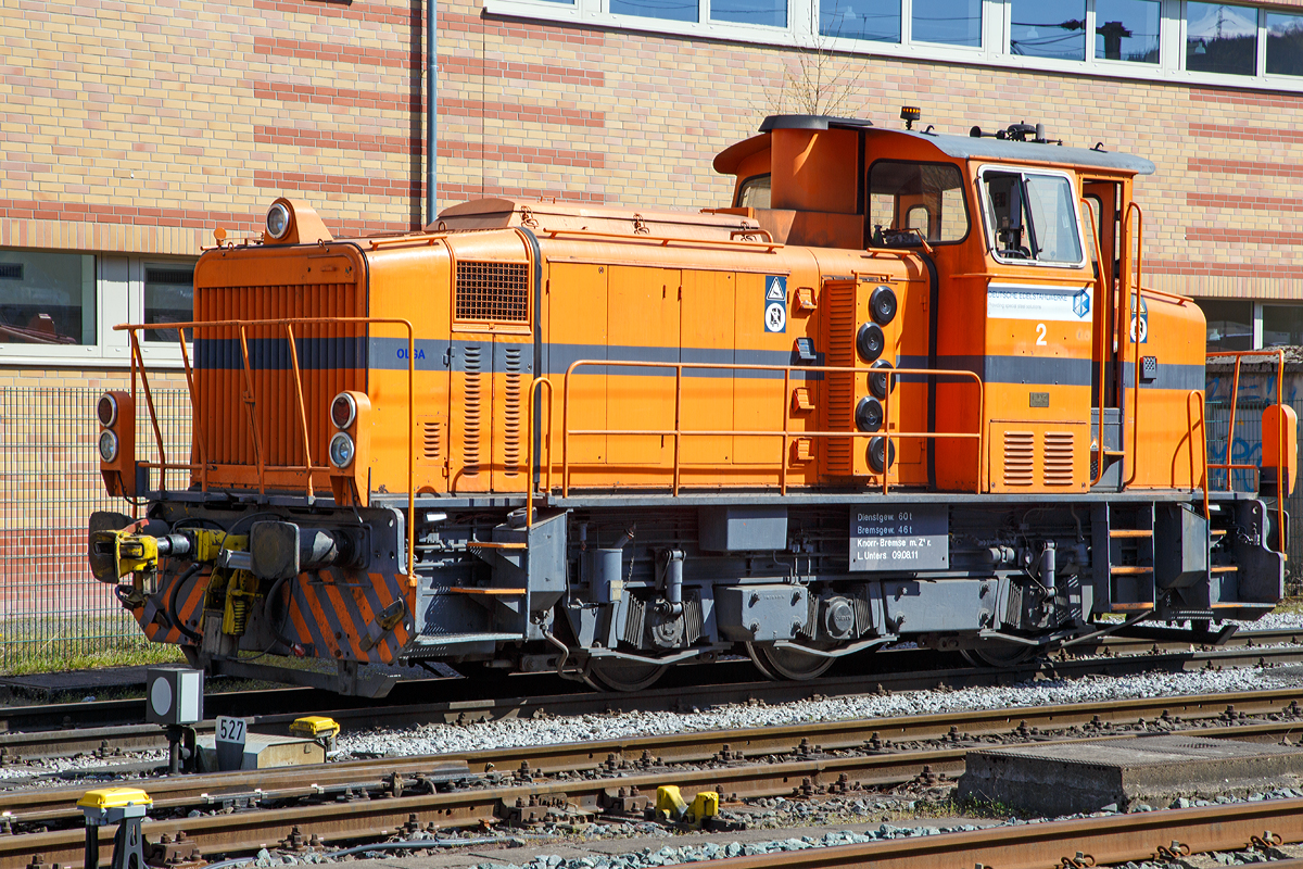 
Die Lok 2 „Olga“ der Deutsche Edelstahlwerke (DEW), zuvor Edelstahlwerke Südwestfalen fährt am 15.04.2015 rangiert am Gleisanschluss in Siegen-Geisweid. 

Die Lok ist eine Mak G 500 C und wurde 1970 unter der Fabriknummer  500051 gebaut und als Lok 62 (Mietlok) an Krupp Stahl AG, Werk Duisburg-Rheinhausen geliefert. Bereits 1977 ging sie an die Stahlwerke Südwestfalen AG, Werk Siegen-Geisweid  den heutigen Deutsche Edelstahlwerke (DEW), als Lok 2.


Unter der Bezeichnung MaK G 500 C baute die Maschinenbau Kiel (MaK) ab 1966 eine dreiachsige Lokomotive (insgesamt 22 Stück) mit dieselhydraulischem Antrieb, überwiegend für die Montanindustrie. Trotz ihres bereits beachtlichen Alters sind die Loks - mit nur einer Ausnahme - noch vollständig erhalten. Die bedeutendste Veränderung gegenüber den Lokomotiven des ersten Typenprogramms war der Einsatz von Gelenkwellen statt des zuvor verwendeten Stangenantriebs mit Blindwelle.

Technische Daten:
Spurweite: 1.435 mm
Achsfolge: C
Länge über Puffer: 9.860 mm
größte Höhe über Schienenoberkante:  4.100 mm
Raddurchmesser neu: 1.000 mm
Dienstgewicht: 60 t
Motortype: MaK 6 M 282 
Leistung: 390 kW (530 PS) bei 1050/min
Getriebe: Voith, Typ L 4r4
Höchstgeschwindigkeit: 43 km/h
Kleinster befahrbarer Gleisbogen: R 40 m