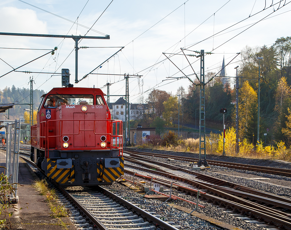 
Die Lok 4 der Railflex GmbH (92 80 1275 111-3 D-RF), eine MaK G 1206, f�hrt am 12.11.2016 als Lz durch den Bahnhof Betzdorf/Sieg. 

Die G 1206 wurde 2001 von Vossloh in Kiel unter der Fabriknummer 1001125 gebaut, als Mietlok hatte sie schon sehr viele Stationen. 