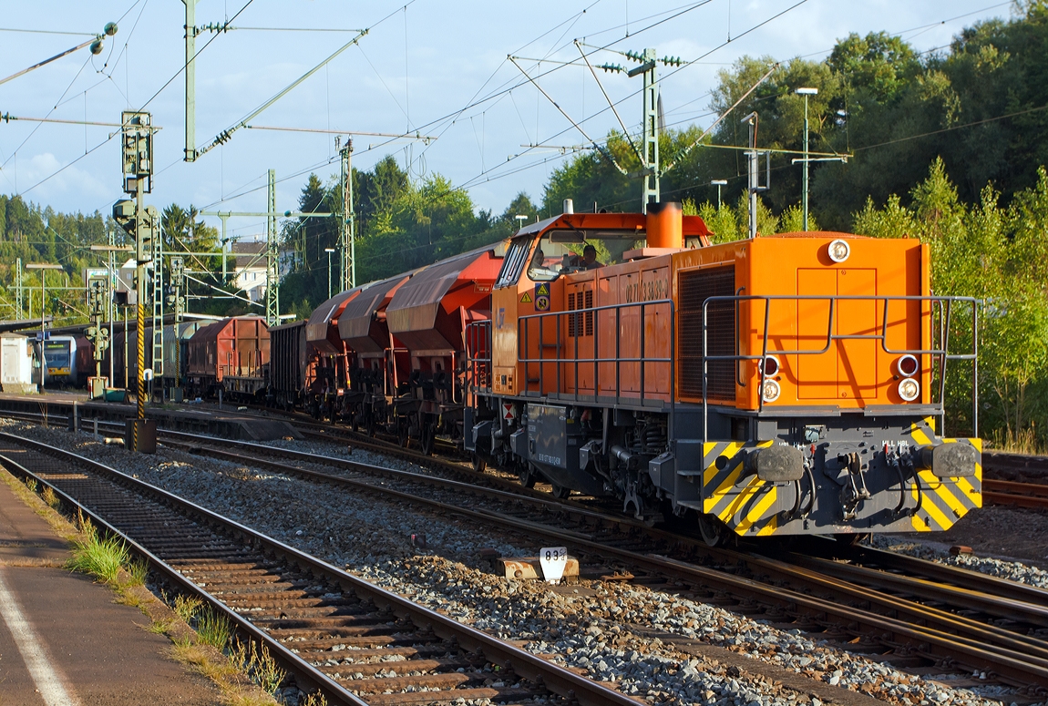 Die Lok 42 (eine MaK 1700 BB) der KSW (Kreisbahn Siegen-Wittgenstein) kommt mit ihrem G�terzug, �ber die KBS 462 (Hellertalbahn), von Herdorf nach Betzdorf (Sieg). Hier setzt sie dann um, um sp�ter den G�terzug �ber Siegen nach Keuztal zu bringen.

Die Lok wurde 2001 von Vossloh unter der Fabriknummer 1001108 gebaut, sie t�gt die NVR-Nummer92 80 1277 902-3 D-KSW. 