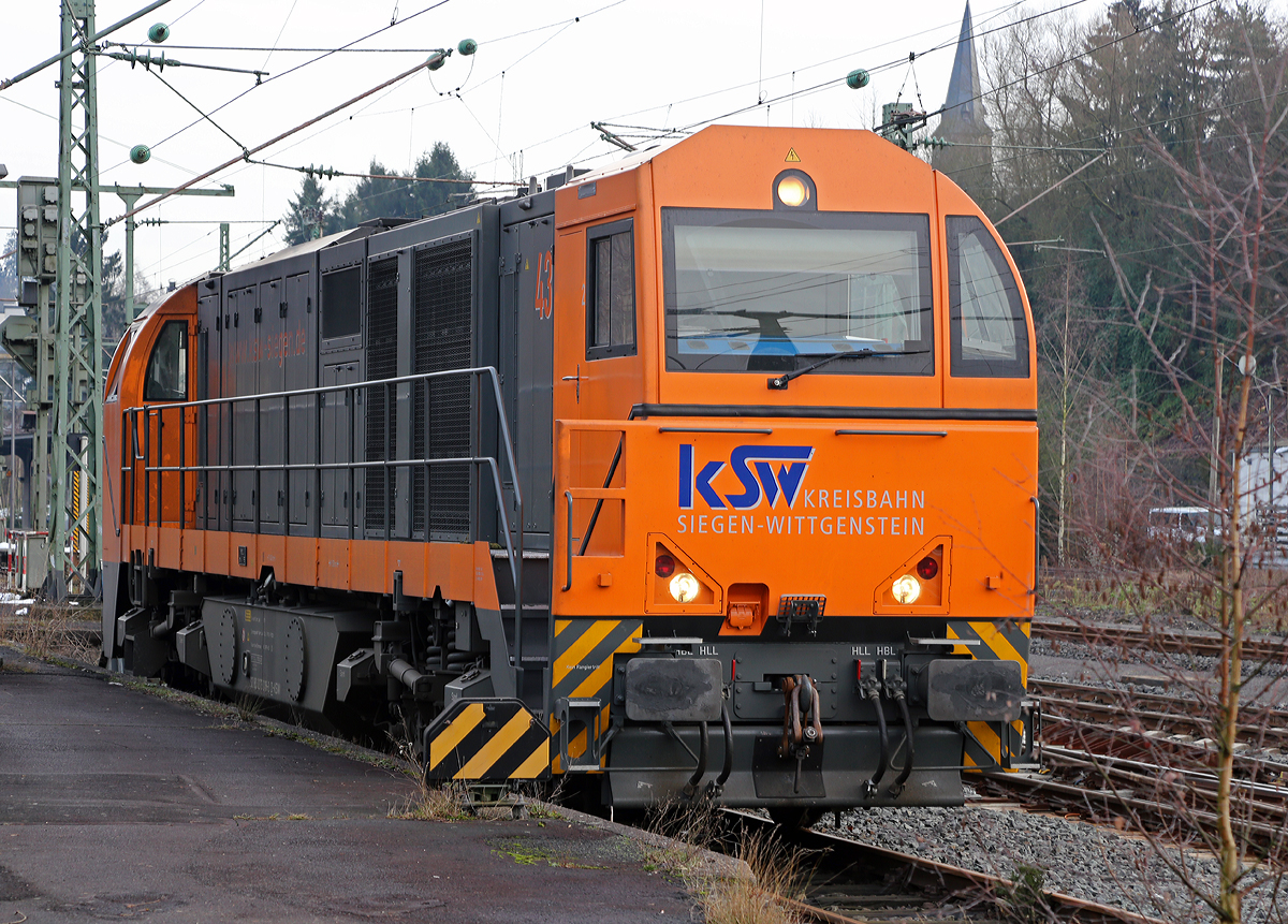 
Die Lok 43 (92 80 1273 018-2 D-KSW) der KSW (Kreisbahn Siegen-Wittgenstein) eine Vossloh MaK G 2000 BB wartet am 06.01.2015 in Betzdorf/Sieg vor dem Prellbock auf Gleis 29 auf die Ankunft vom Übergabezug der WEBA.