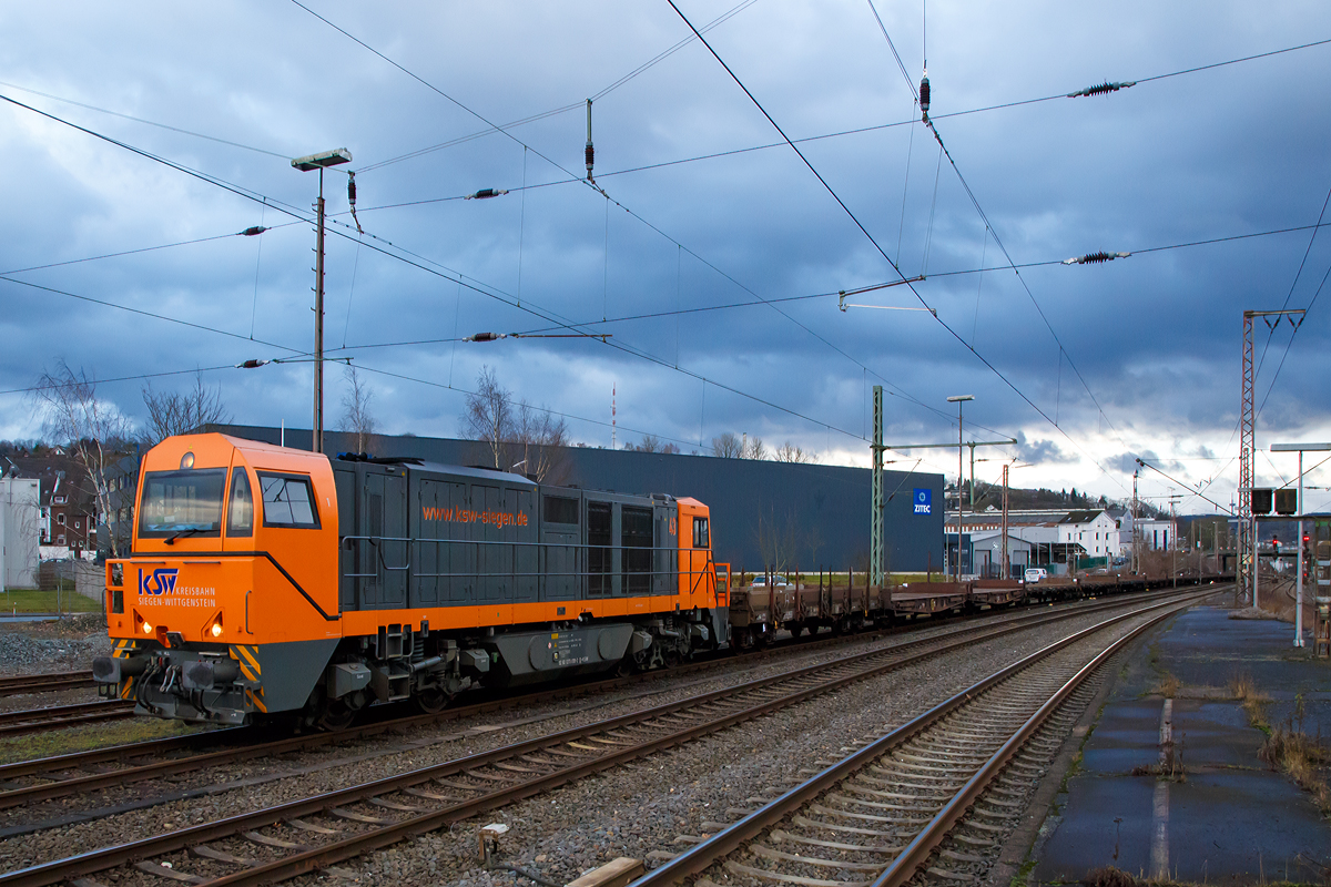 
Die Lok 43 (92 80 1273 018-2 D-KSW) der KSW (Kreisbahn Siegen-Wittgenstein), eine Vossloh MaK G 2000 BB, rangiert am sp�ten Nachmittag des 08.02.2016 mit einem G�terzug in Siegen-Weidenau.