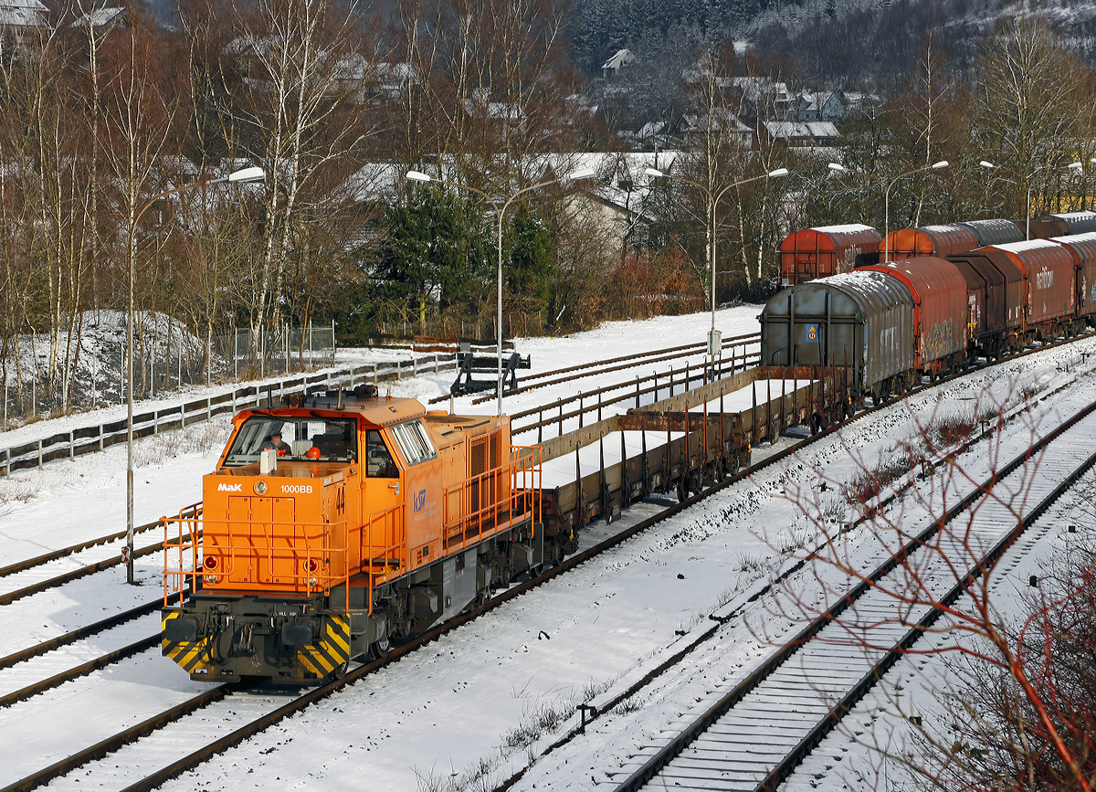 
Die Lok 44 ( 92 80 1 271 004-4 D-KSW) der KSW (Kreisbahn Siegen-Wittgenstein), eine MaK G 1000 BB, stellt am 30.01.2014 in Herdorf den Übergagbezug zusammen.