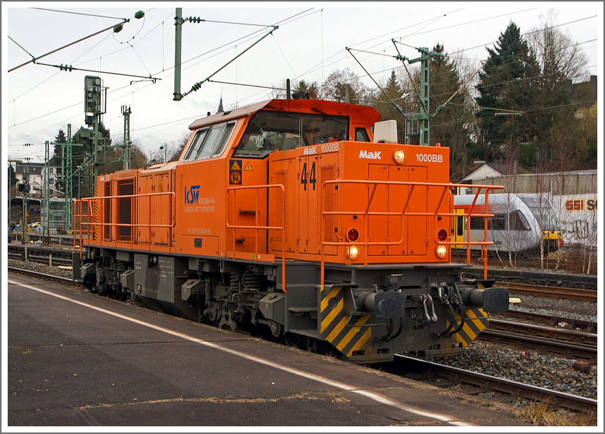 Die Lok 44 (271 004-4) ein MaK G 1000 BB der Kreisbahn Siegen-Wittgenstein (KSW) kommt am 14.02.2014 solo in Betzdorf/Sieg. Hier wied sie einen Güterzug übernehmen, um diesen dann nach Herdorf zu ziehen.

Die Lok wurde 2003 bei Vossloh unter der Fabriknummer 1001462 gebaut und am 05.01.2004 an die KSW ausgeliefert. Sie hat die NVR-Nummer 92 80 1271 004-4 D-KSW und EBA 02G23K 004. 