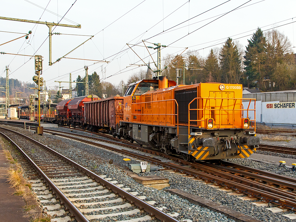 
Die Lok 46 (277 807-4) der Kreisbahn Siegen-Wittgenstein (KSW) kommt am18.03.2015 mit ihrem Übergabe-Güterzug von Herdorf, über die Hellertalbahn (KBS 462), in Betzdorf/Sieg an. Nach dem Umsetzen fährt sie dann via Siegen nach Kreuztal. Die Lok ist Vossloh G 1700-2 BB (eingestellt als 92 80 1277 807-4 D-KSW).