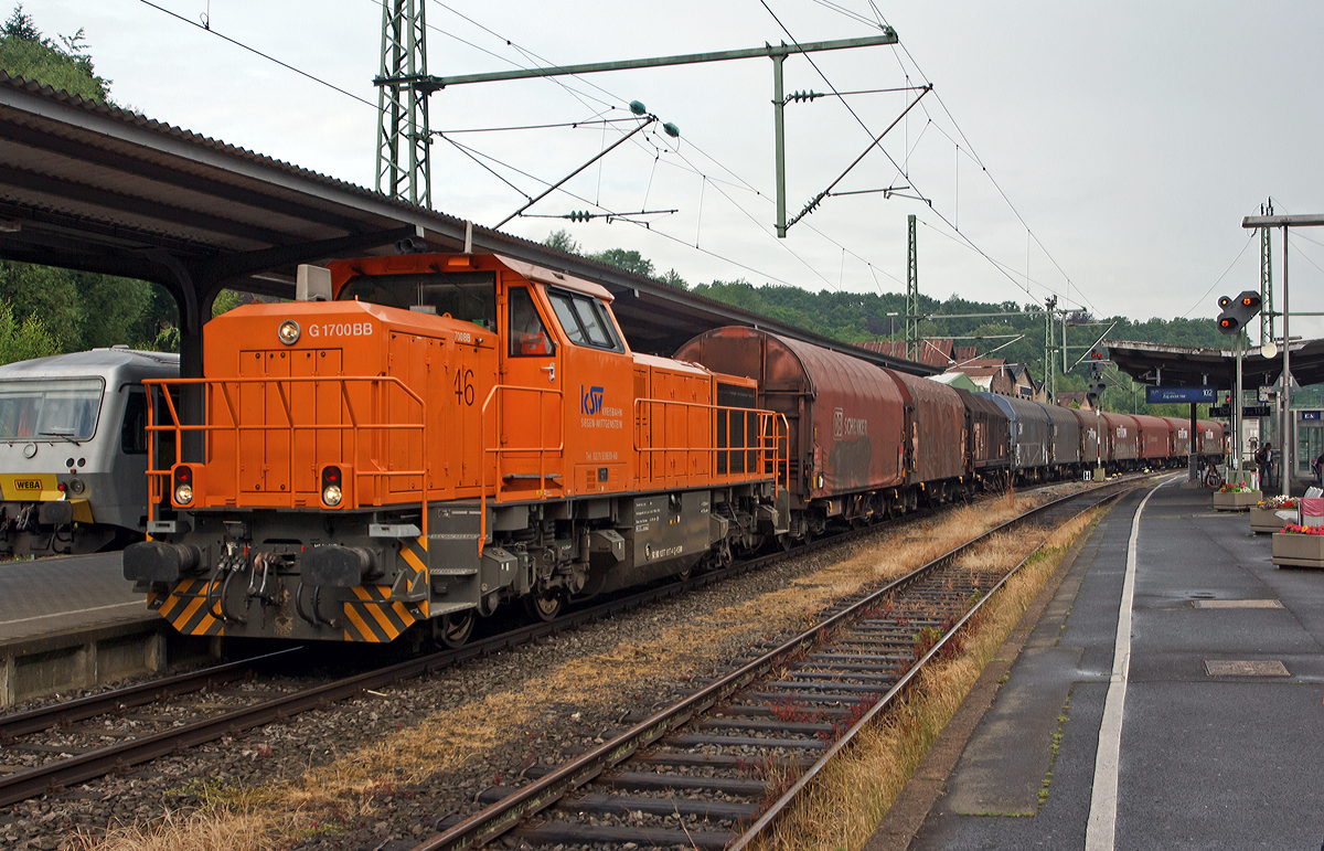 
Die Lok 46 (92 80 1277 807-4 D-KSW) der Kreisbahn Siegen-Wittgenstein (KSW) zieht einem Coilgüterzug am 11.06.2014 durch den Bahnhof Betzdorf/Sieg in Richtung Herdorf.

Zuvor hatte eine 185er der DB Schenker den Coilgüterzug nach Betzdorf gebracht.