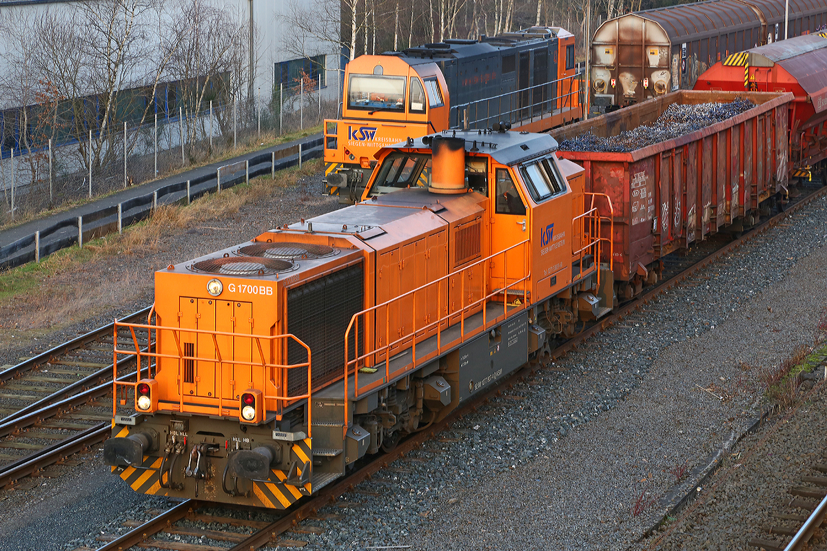 
Die Lok 46 (92 80 1277 807-4 D-KSW) der Kreisbahn Siegen-Wittgenstein (KSW) ist am 23.01.2015 mit drei Güterwagen auf dem Rangierbahnhof der KSW in Herdorf (Betriebsstätte Freien Grunder Eisenbahn) angekommen und stellt den Übergabezug fertig zusammen.

Dahinter wartet bereits die Lok 43 (92 80 1273 018-2 D-KSW) der KSW  eine Vossloh MaK G 2000 BB, sie wird später den kompletten Übergabezug übernemmen und ihn via Betzdorf nach Kreuztal bringen.
