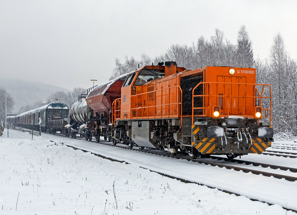 
Die Lok 46 (92 80 1277 807-4 D-KSW) der Kreisbahn Siegen-Wittgenstein (KSW) fährt am 02.02.2015, bei Schneefall, mit ihrem Übergabe-Güterzug von Herdorf via Betzdorf nach Kreuztal los.