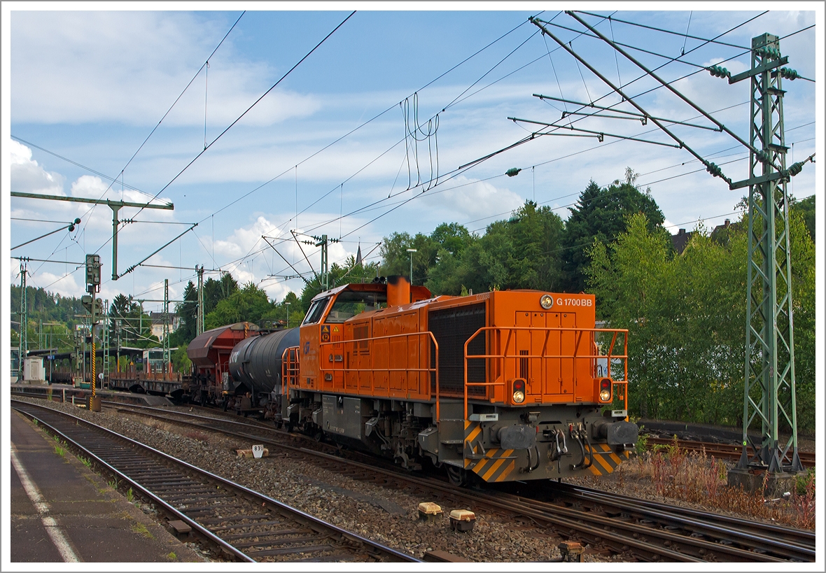 Die Lok 46 der Kreisbahn Siegen-Wittgenstein (KSW) kommt am 02.07.2013 mit Ihrem Übergabezug von Herdorf in Betzdorf (Sieg) an. Hier setzt sie dann im Rangierbereich um, bevor sie dann die Fahrt nach Kreuztal fortsetzen kann.

Die Lok ist Vossloh G 1700-2 BB (eingestellt als 92 80 1277 807-4 D-KSW), sie wurde 2008 unter der Fabrik-Nr. 5001680 gebaut.