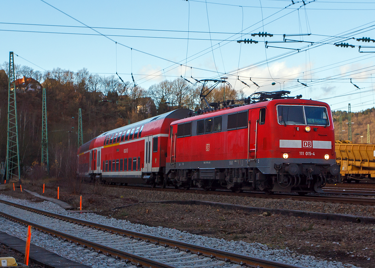 
Die Lok gibt es auch nicht mehr....
Die 111 015-4 (91 80 6111 015-4 D-DB) der DB Regio erreicht am 25.11.2012,  mit dem RE 9 - Rhein Sieg Express (RSX) Aachen - Köln – Siegen, den Bahnhof Betzdorf (Sieg).

Die Lok wurde 1975 von der Krauss-Maffei AG in München-Allach unter der Fabriknummer 19752 gebaut und an die DB geliefert. Im Juli 2014 wurde sie bei der Fa. Bender Rohstoff-Recycling e. K. in Leverkusen-Opladen zerlegt. Vielleicht fährt sie ja heute wieder in Form einer VECTRON oder TRAXX weiter.