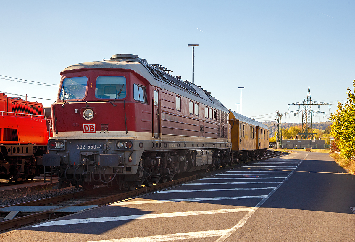 
Die  Ludmilla  232 550-4 (92 80 1232 550-4 D-DB) der DB Bahnbau Gruppe, ex DR 232 550-4, ex DR 132 550-5, steht am 21.10.2018 mit zwei Wohnwagen (75 80 2329 178-7 D-DB und 75 80 2329 176-1 D-DB) beim ICE Bahnhof Montabaur.

Die V 300 wurde 1978 von LTS (Luhanskyj Teplowosobudiwnyj Sawod auch bekannt als Lokomotivfabrik Lugansk (ehemals Woroschilowgrad)) unter der Fabriknummer 0810 gebaut und als 132 550-5 an die Deutsche Reichsbahn (DR) geliefert. 
