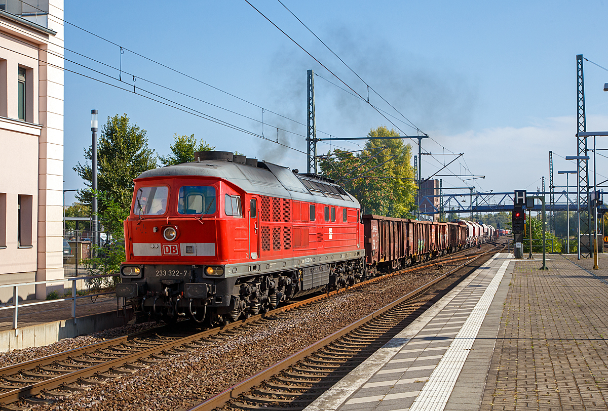 
Die Ludmilla 233 322-7 (92 80 1233 322-7 D-DB) der DB Cargo, ex DB 232 322-8, ex DR 132 322-9, fährt am 19.09.2018 mit einem Güterzug durch den Hauptbahnhof Brandenburg an der Havel.
