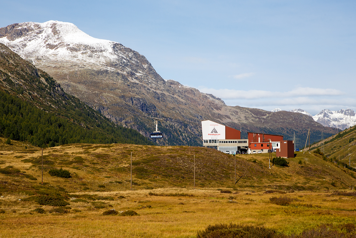 
Die Luftseilbahn Diavolezza, Blick auf die Talstation, am 13.09.2017. Die Seilbahn führt hoch zur Diavolezza (rätoromanisch: Teufelin) diese ist ein Joch (2.973 m ü. M. )und Skigebiet, auf dem Gemeindegebiet von Pontresina. 