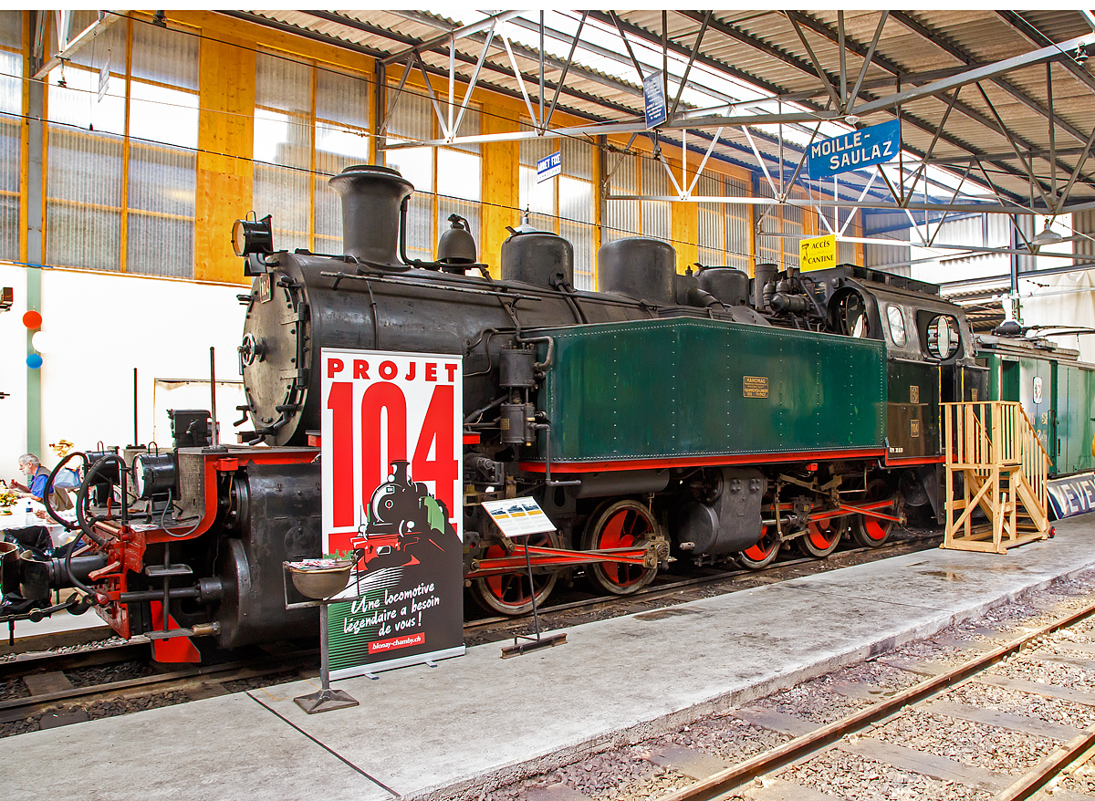 
Die Mallet-Dampflokomotive G 2×3/3 104 der Museumsbahn Blonay–Chamby,  ex Süddeutsche Eisenbahn Gesellschaft SEG 104 „Zell“ (später Mittelbadische Eisenbahngesellschaft MEG 104) am 19.05.2018 im Depot in Chaulin.

Die Mallet-Lok wurde 1925 von Hanomag (Hannoversche Maschinenbau AG) unter der Fabriknummer 10437 gebaut. Die Lok basiert dabei auf der Entwicklung der 1917 von Henschel an die Heeresfeldbahn gelieferten 20 C'C-Mallet-Lok, jedoch als Nassdampfmaschinen ausgeführt. Einer dieser 20 Loks wurde nach dem Ende des Ersten Weltkrieges an die Königlich Bayerische Staatsbahn verkauft und wurde zur Bayerische Gts 2×3/3 Bayern 996. Nach der Übernahme durch die Deutsche Reichsbahn wurde diese zur  DR 99 201 und als Baureihe 99.20 geführt. 

Die SEG 104 „Zell“ fuhr lange Zeit auf der Strecke Zell-Todtnau im oberen Wiesental. Doch in den letzten Jahren gab es für sie nur noch wenig zu tun. So wanderte sie in den dunklen Schuppen in Todtnau und wurde nur noch gelegentlich unter Dampf gesetzt.
Mit der Stilllegung der Kleinbahn-Strecke sollte sie verschrottet werden. Die Schweizer Eisenbahnfreunde retteten jedoch diese formschöne Lokomotive. Seit 1967 ist sie bei der Museumseisenbahn  Blonay-Chamby.

Geschichte der Mallet-Lokomotiven:
Der zunehmende Verkehr auf schmalspurigen Eisenbahnen erschloss Mallet ein anderes Wirkungsfeld. Diese Bahnen benötigten stärkere und damit größere Maschinen, als es die engen Kurven der Schmalspurstrecken zuließen. Die einzige Lösung schienen hier Lokomotiven mit schwenkbaren Fahrwerken zu sein. Dazu waren bereits die Bauarten von Fairlie und Meyer verbreitet, die schwenkbare Maschineneinheiten verwendeten. Die einzelnen Einheiten wurden mit Dampf über flexible Verbindungen gespeist, die sich jedoch stets als Schwachpunkt der Maschinen erwiesen. Mallet entwickelte stattdessen eine Bauart mit zwei Fahrwerken, von denen nur das vordere, unter der Rauchkammer befindliche Fahrwerk schwenkbar gelagert war, während der Kessel fest auf dem anderen Fahrwerk ruhte. Damit reduzierte sich die Zahl der flexiblen Verbindungen um die Hälfte. Der wesentliche Unterschied der Konstruktion von Mallet im Vergleich zu den Bauarten Fairlie und Meyer war aber die perfekte Anwendung eines Verbundtriebwerkes. Der Frischdampf wird zunächst zu den Hochdruckzylindern des fest gelagerten Fahrwerks geleitet und nach dem Auslass in die Niederdruckzylinder des vorderen beweglichen Fahrwerks. Die dorthin führende bewegliche Dampfleitungsverbindung war wegen des geringeren Drucks besser beherrschbar als bei reiner Frischdampf-Versorgung. Diese Bauart ließ Mallet sich 1884 patentieren. 

Dampflokomotiven haben im Allgemeinen zwei Arbeitszylinder, die Mallet-Loks besitzen diese Einrichtungen doppelt, also 4 Zylinder mit zugehörigen Triebwerksgruppen. Der Abdampf der ersten ist gleichzeitig der Arbeitsdampf der zweiten Zylindergruppe.

Bayrische Bauartbezeichnung Gts 2×3/3
Schweizerische Bauartbezeichnung G2 x 3/3
Deutsche Reichsbahn Baureihe 99.20

Mallet-Lokomotive C'C-n4vt
- C'C = Dampflokomotive mit 2 Triebwerken, das erste davon beweglich gelagert, zu je 3 Treibachsen
- n4 = Naßdampf und 4 Zylinder
- v = Verbundwirkung zwischen den Hoch- und Niederdruck-Zylindern
- t = Brennstoff und Wasservorräte werden auf der Lokomotive mitgeführt
- (in neuerer Schreibweise wird häufig das  t  weggelassen.
- Bei Angaben ohne  t  handelt es sich dann immer um eine Tenderlok, im Gegensatz dazu  T  = Schlepptenderlok).

Technische Daten:
Spurweite: 1.000 mm.
Länge über Puffer:  11.560 mm
Achsabstände: 1.250 mm / 1.250 mm / 2.000 mm / 1.250 mm / 1.250 mm
Triebraddurchmesser: 900 mm
Leergewicht: 45,0 t
Dienstgewicht:  56,5 t
Zylinder:  2 ND vorne Ø = 620 mm  und 2 HD hinten Ø = 450 mm
Kolbenhub:  450 mm
Kesseldruck max.: 14 bar
Leistung:  585 PS
Höchstgeschwindigkeit: 35 km/h
Wasservorrat:  6,03 m³
Kohlevorrat: 1,5 t
