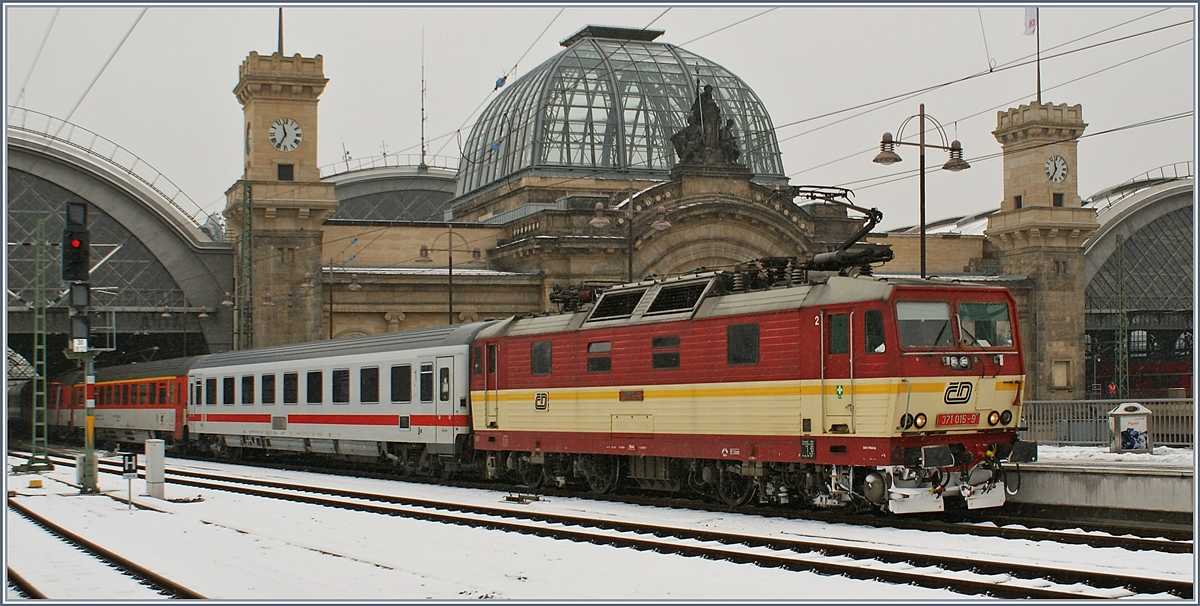 Die Mehrstrom CD 371 015-9 hat in Dresden einen EC Richtung Prag übernommen.
24. Nov. 2008 
