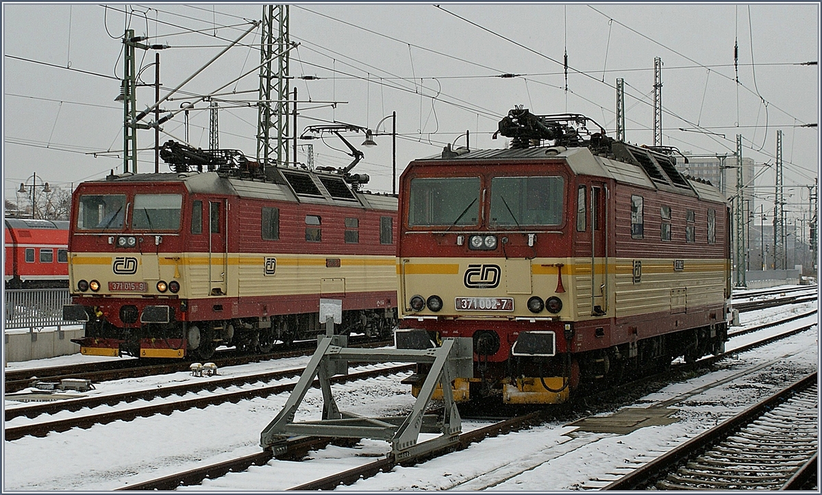 Die Mehrstrom CD 371 015-9 und 002-7 in Dresden.
24. Nov. 2008