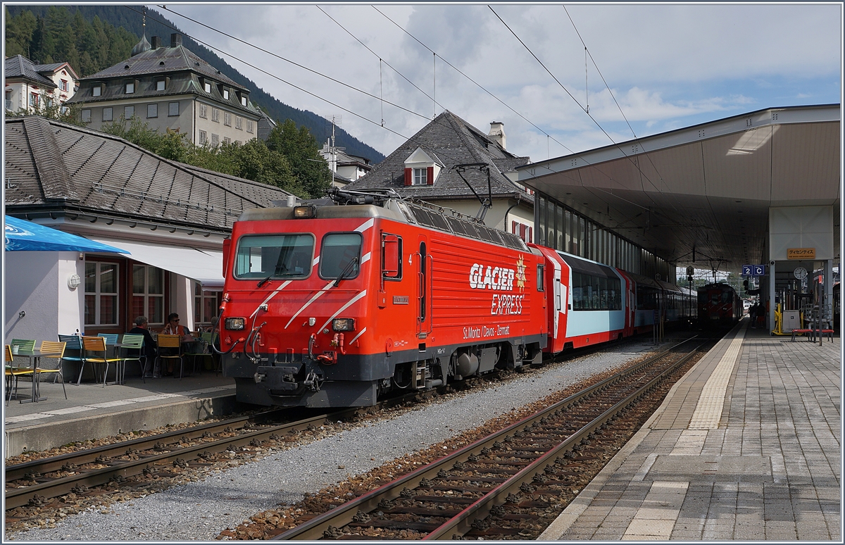 Die MGB HGe 4/4 II N° 4 verlässt mit ihrem Glacier Express Disentis.
 
16. Sept. 2020