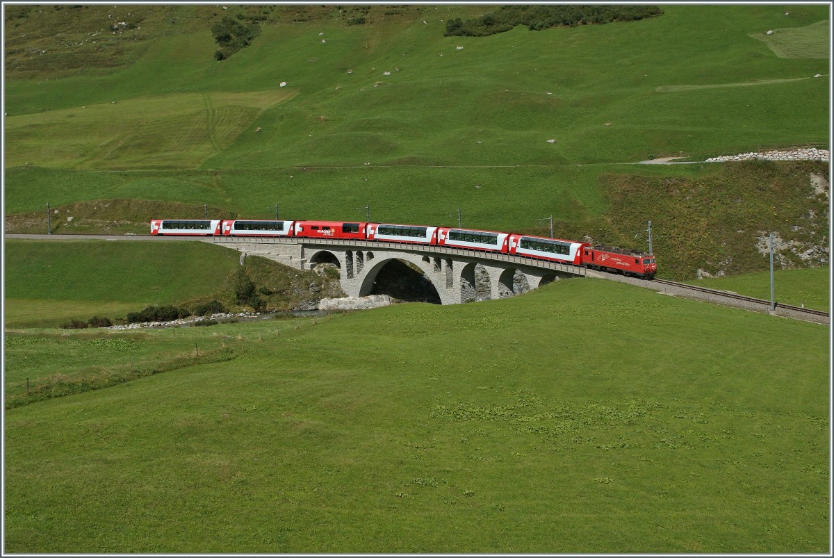 Die MGB HGe 4/4 N� 105 �berquert mit dem Glacier Express 908 von Zermatt nach St. Moritz kurz vor Hospental die Furkareuss.
29. August 2013