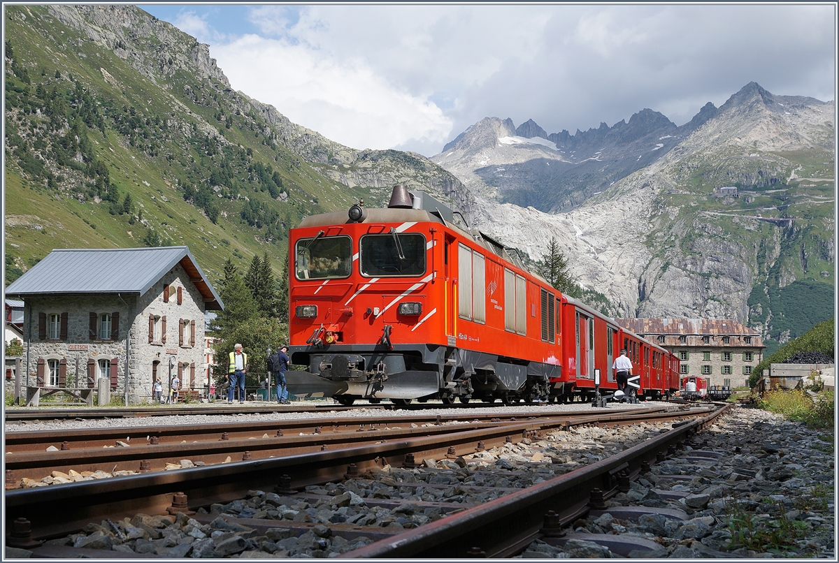 Die MGB HGm 4/4 61 (Baujahr 1967) steht mit ihrem Personenzug 241 in Gletsch zur Abfahrt nach Oberwald bereit. 

31. August 2019