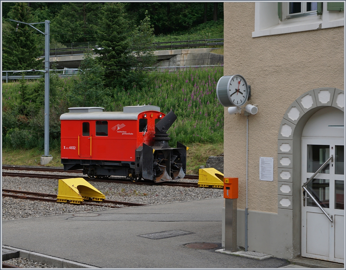 Die MGB Xrot.e 4932 wartet in Hospental auf den n�chsten Schnee.
28. Juli 2016