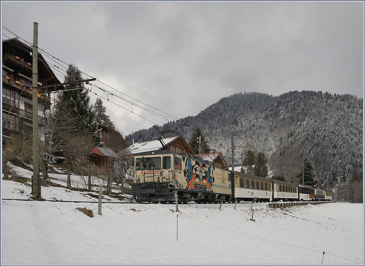 Die MOB GDe 4/4 6001 mit dem  MOB Belle Epoque  -Erstatzzug bei Les Avants.
03. Feb. 2018