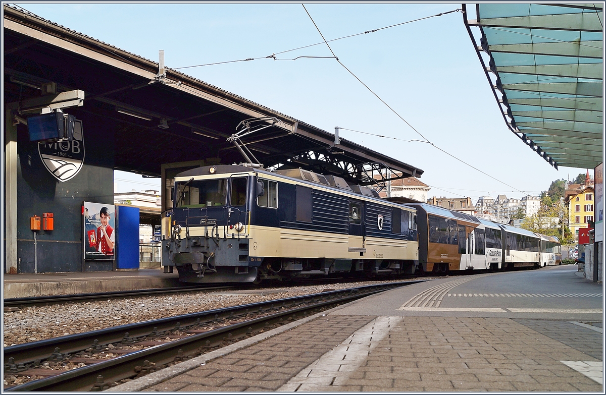 Die MOB GDe 4/4 6005 wartet mit dem MOB Golden Pass Panoramic Express PE 2118 in Montreux auf die Abfahrt nach Zweisimmen. 

18. April 2020