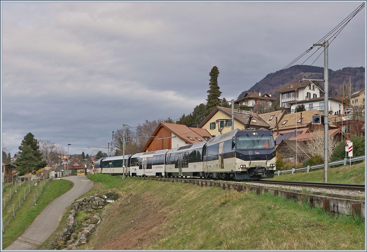 Die MOB Ge 4/4 8001 mit dem IR 2115 auf der Fahrt nach Montreux bei Planchamp, wo wie links im Bild zu sehen ist, bedeuten gerodet wurde, was dem Blick auf länger Züge zugute kommt, auch wenn dieser MOB Panoramic Express mit der Lok und sechs Wagen trotzdem nicht in der ganzen Länge zu sehen ist. 

12. März 2020