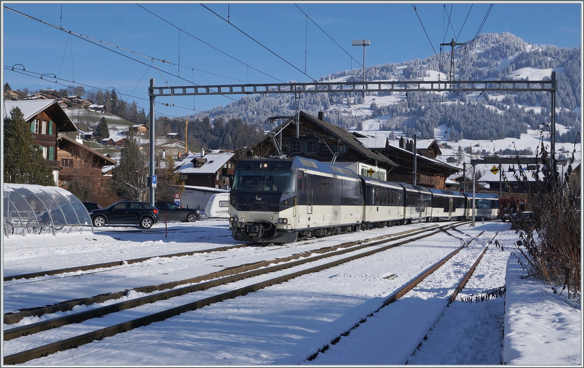 Die MOB Ge 4/4 8001 erreicht mit ihrem MOB GoldenPass Panoramic PE 2119 von Zweisimmen nach Montreux den Bahnhof von Saanen. 

3. Dez. 2020